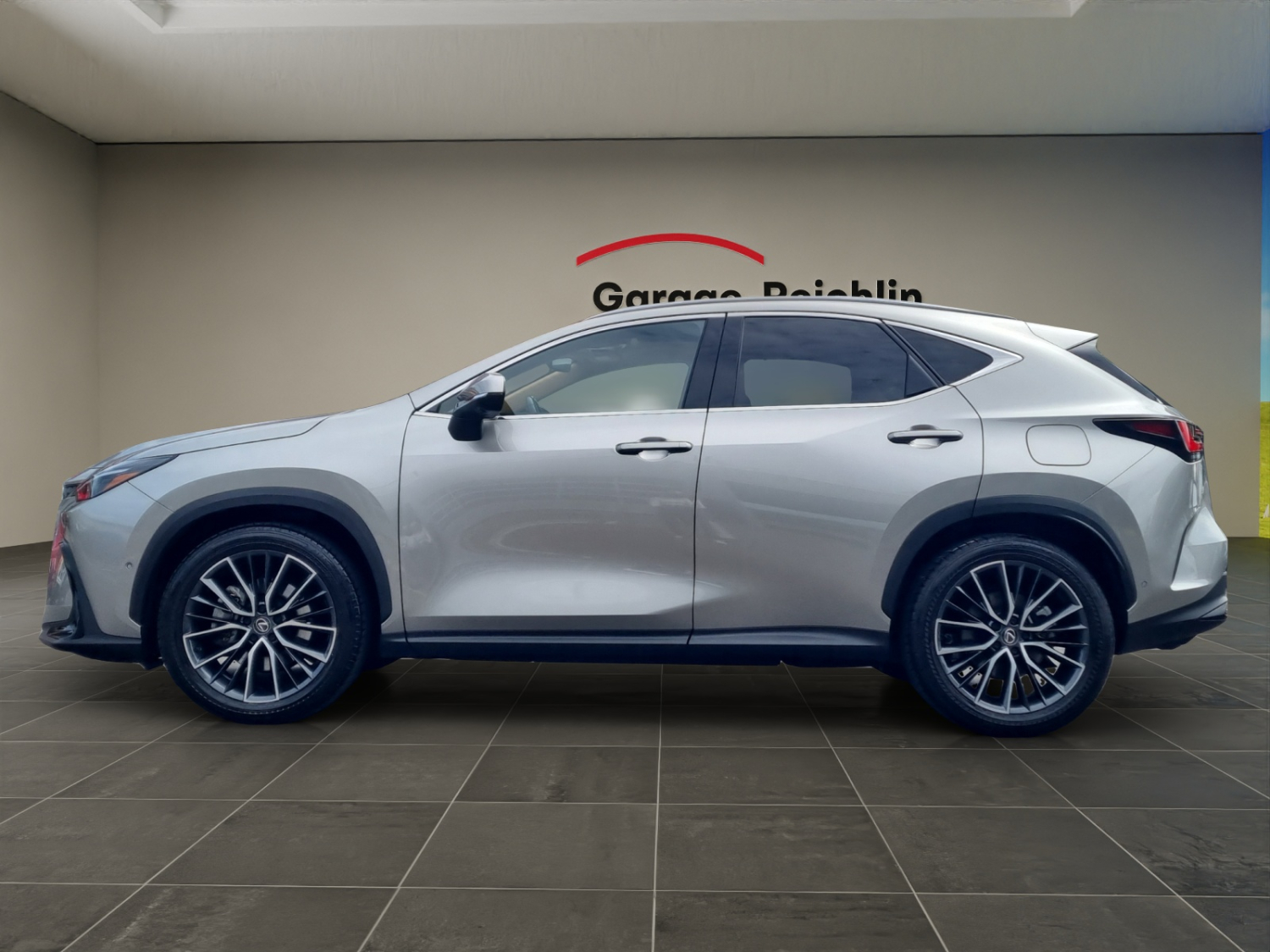 LEXUS NX 450h+ Excellence-showroom-element-1