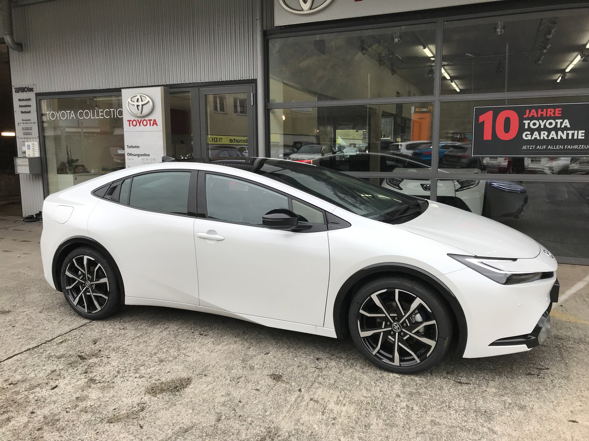 TOYOTA Prius 2.0 VVT-i Plug-in Hybrid Style-showroom-element-3