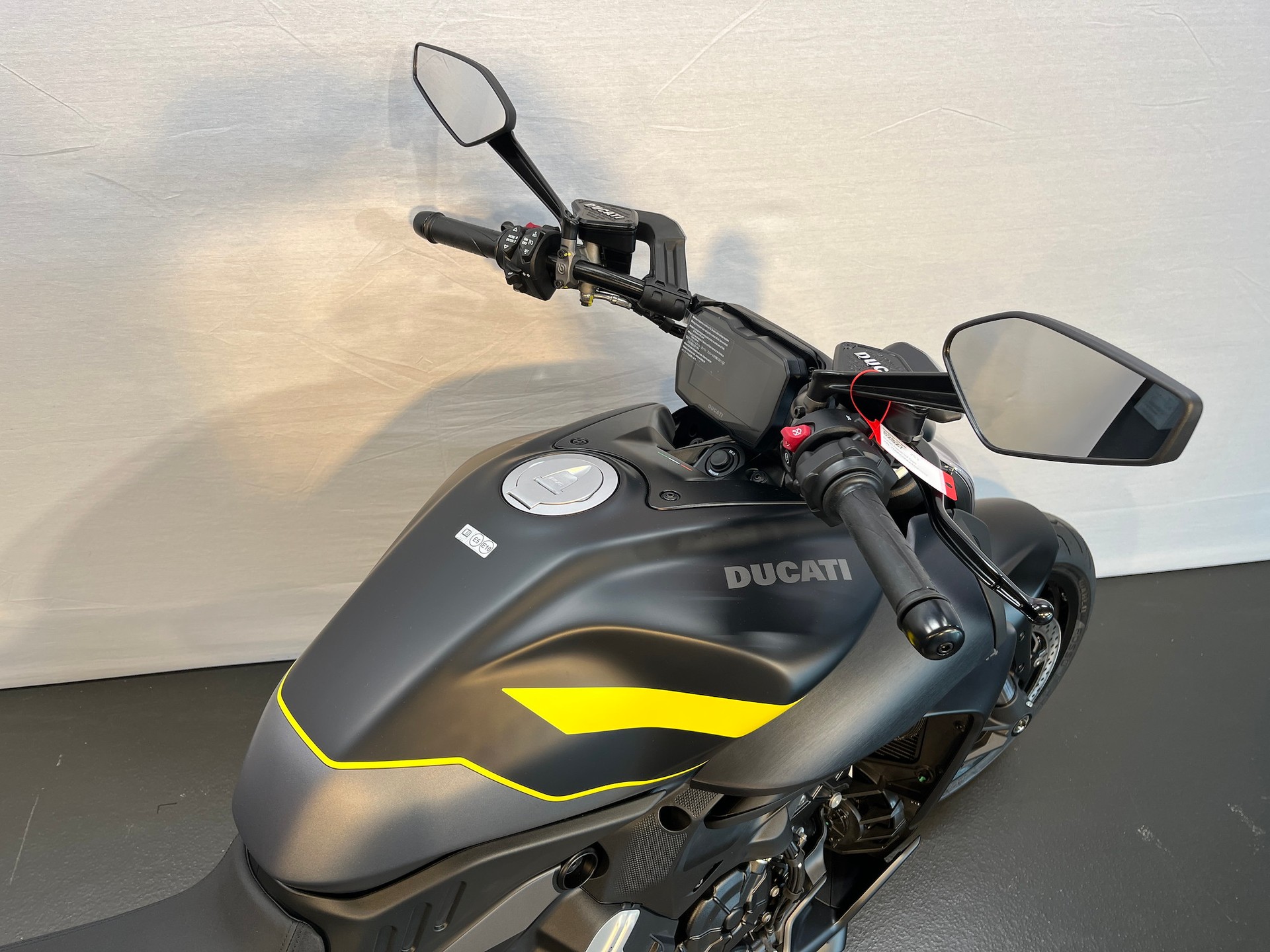 DUCATI Diavel V4-showroom-element-1