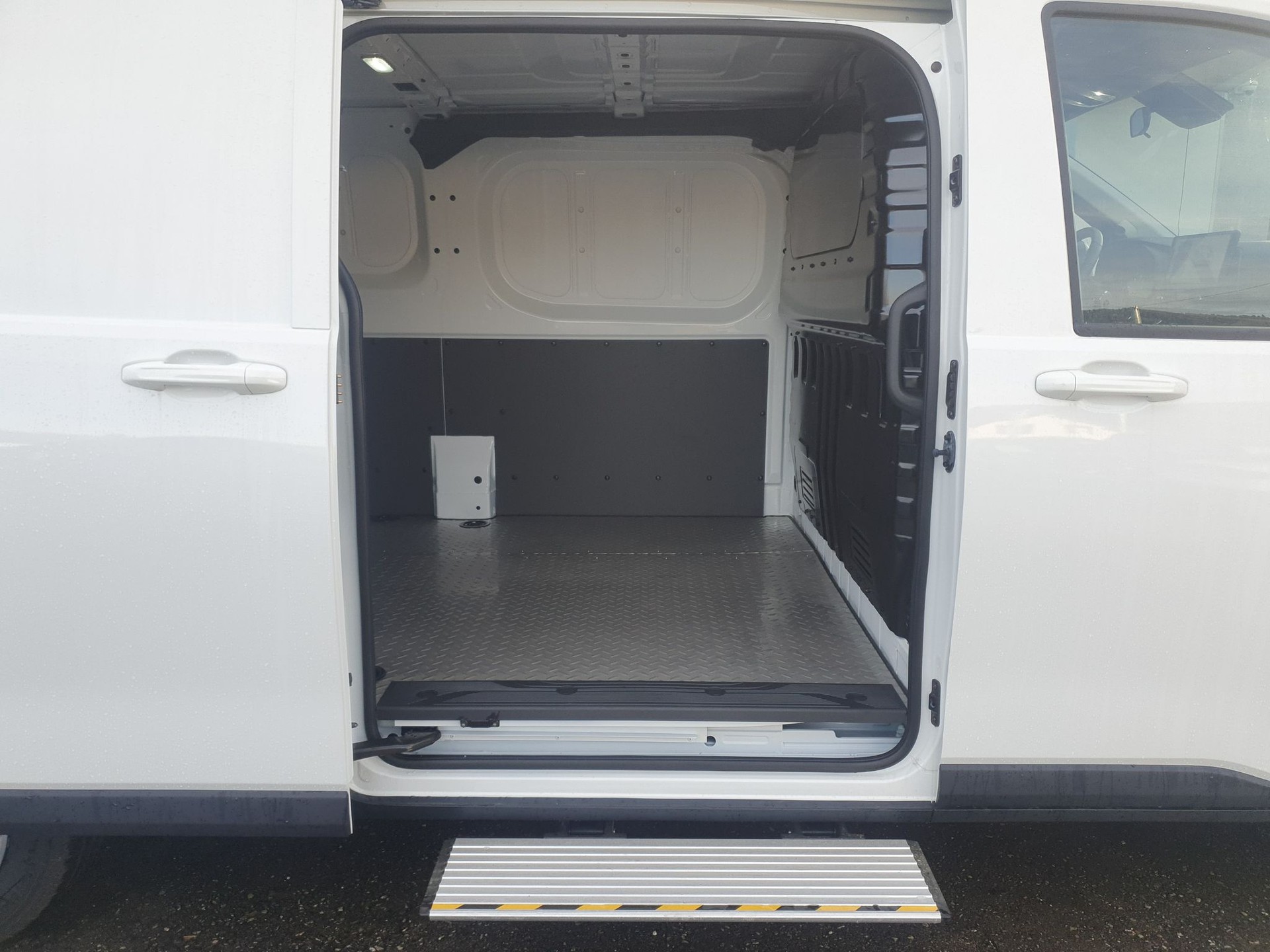 MAXUS Deliver 7 fourg. L2H1 2.0 TD Base-image-9