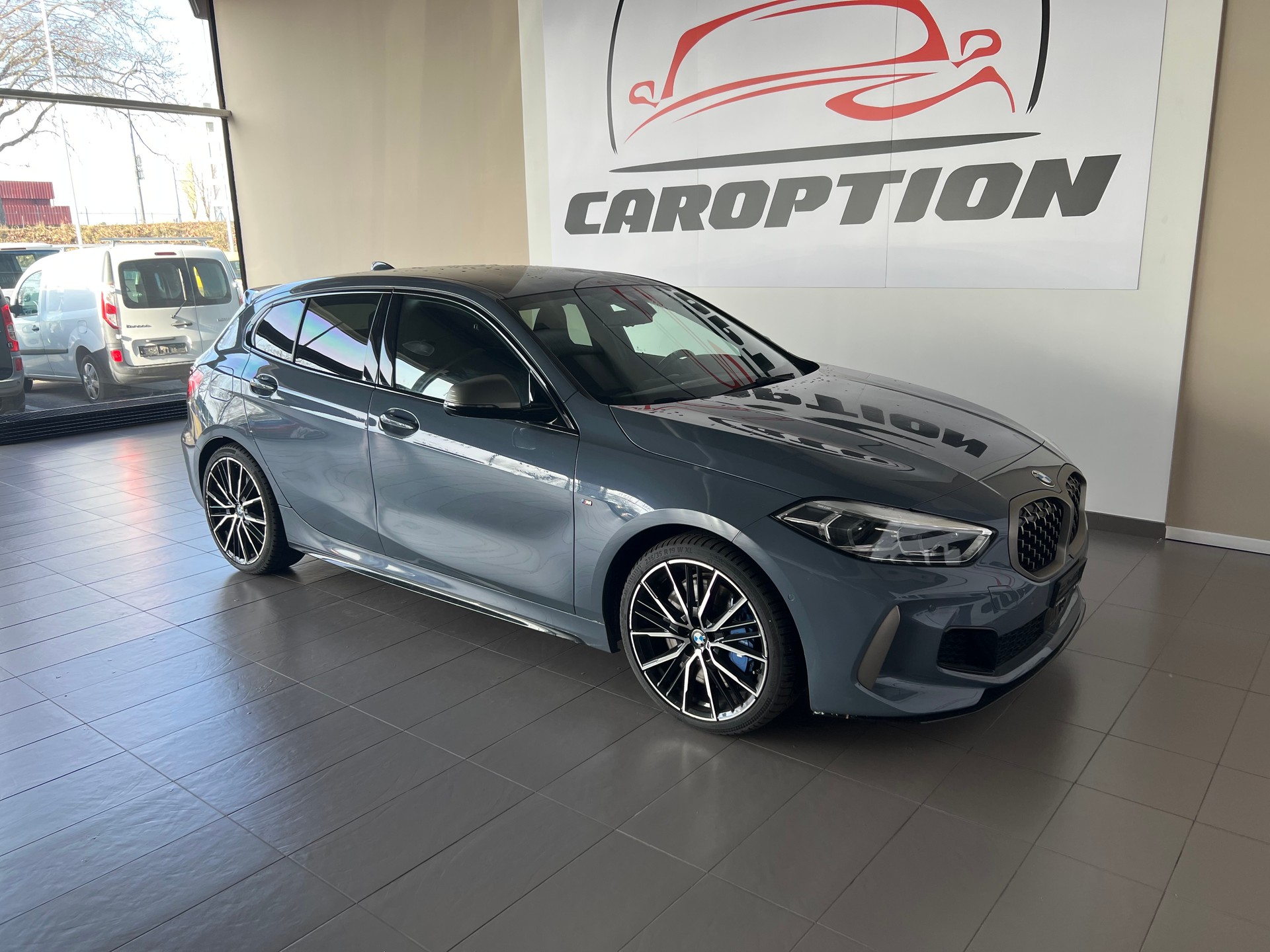 BMW M135i xDrive Steptronic-showroom-element-1