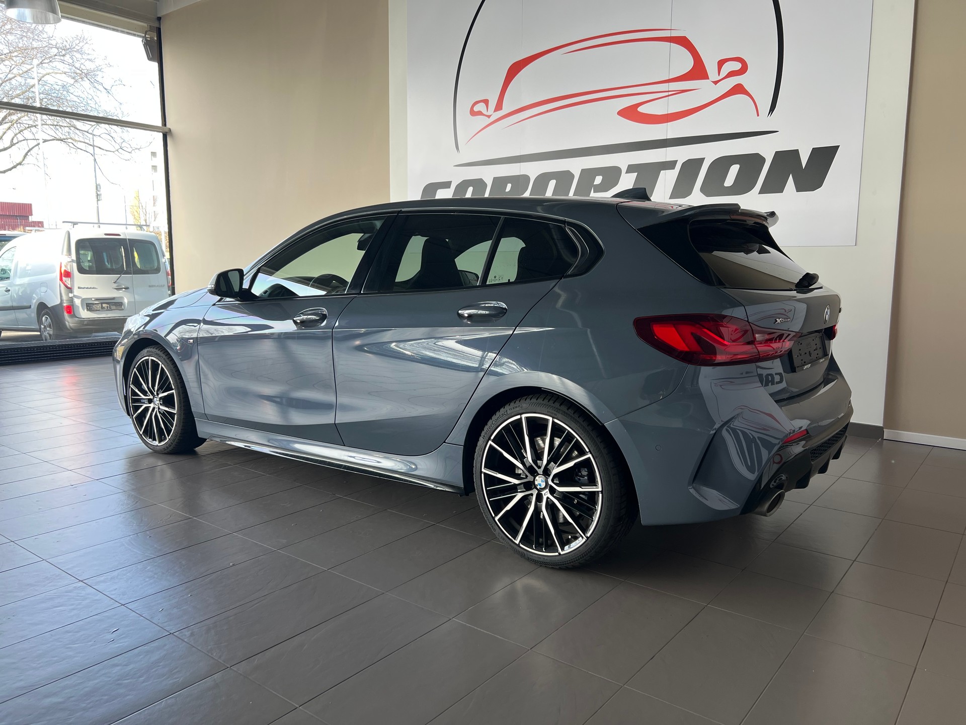 BMW M135i xDrive Steptronic-image-4