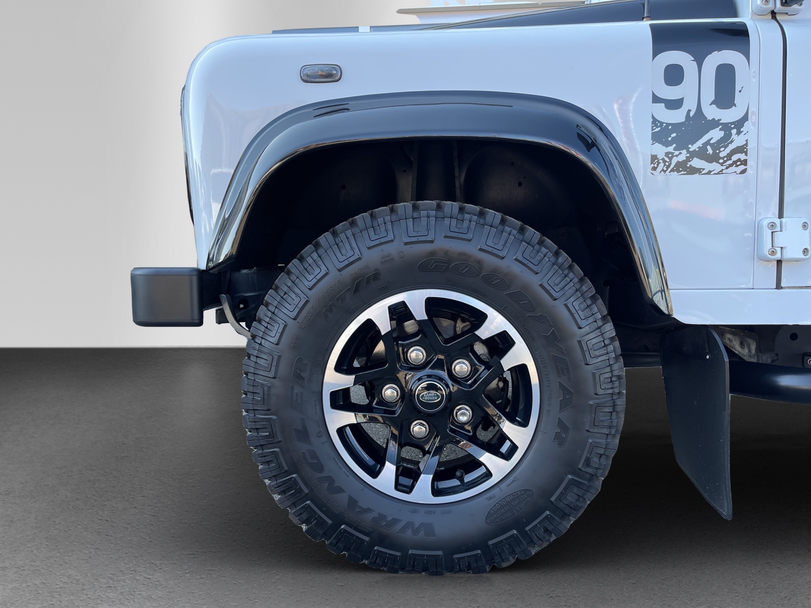 LAND ROVER Defender 90 2.2 TD4 Hardtop Adventure-image-5