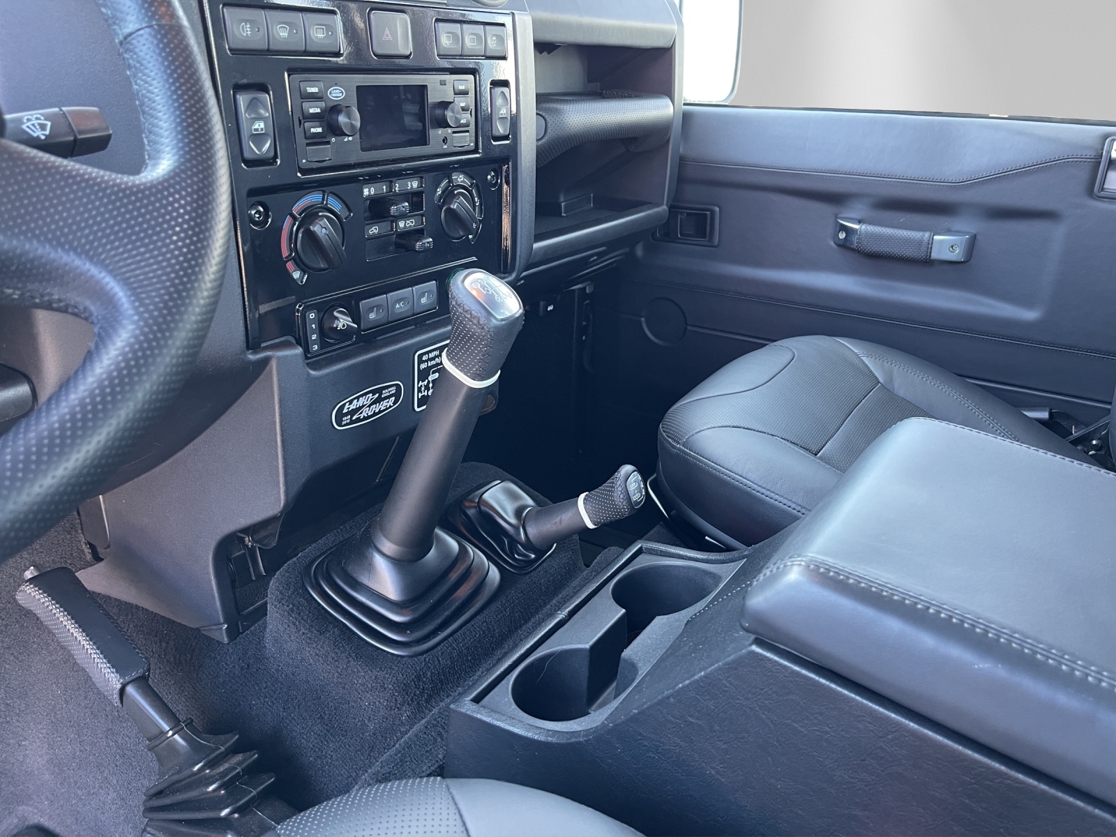 LAND ROVER Defender 90 2.2 TD4 Hardtop Adventure-image-9