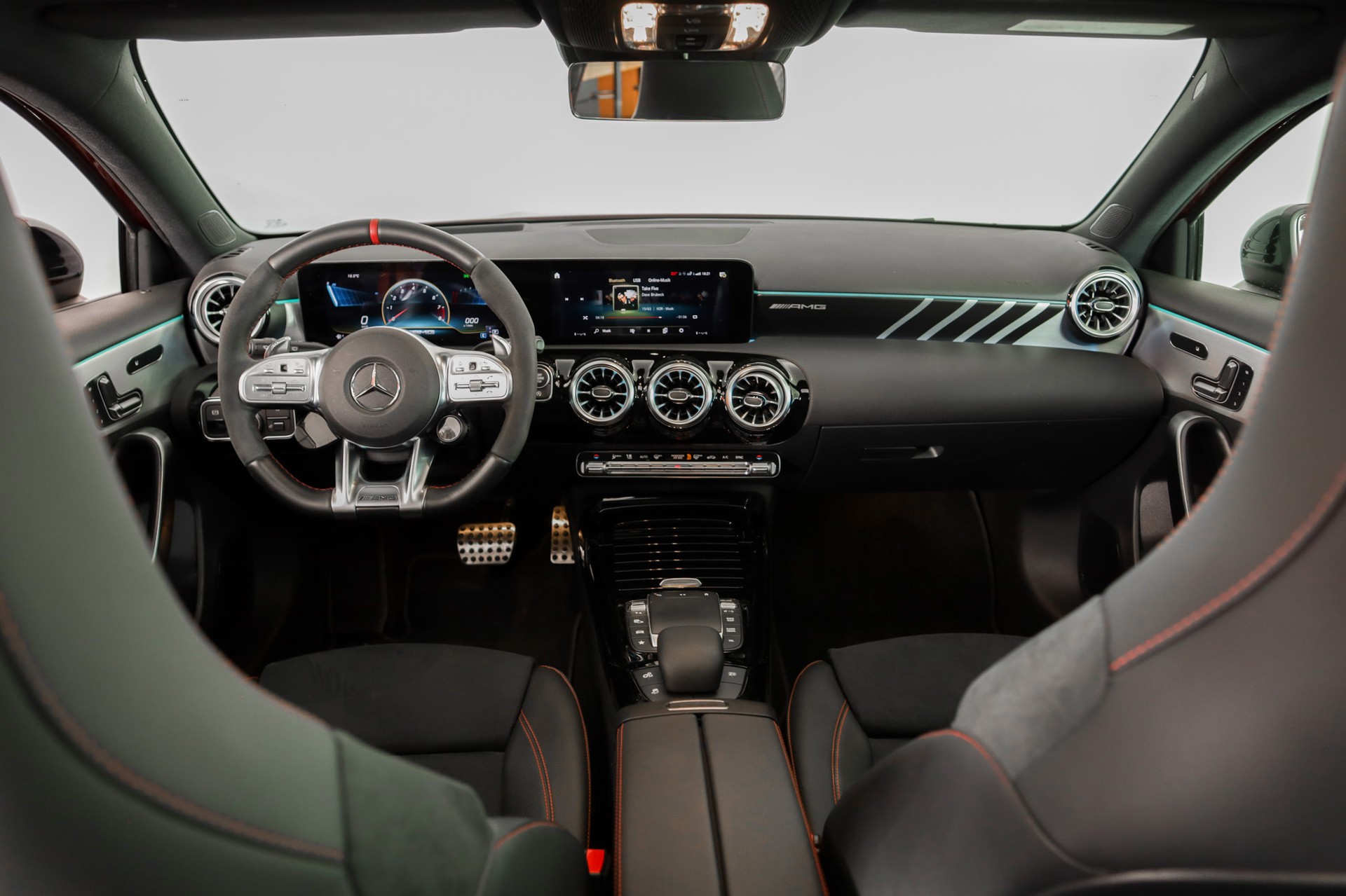 MERCEDES-BENZ A 45 S AMG 4Matic+ Speedshift-image-11