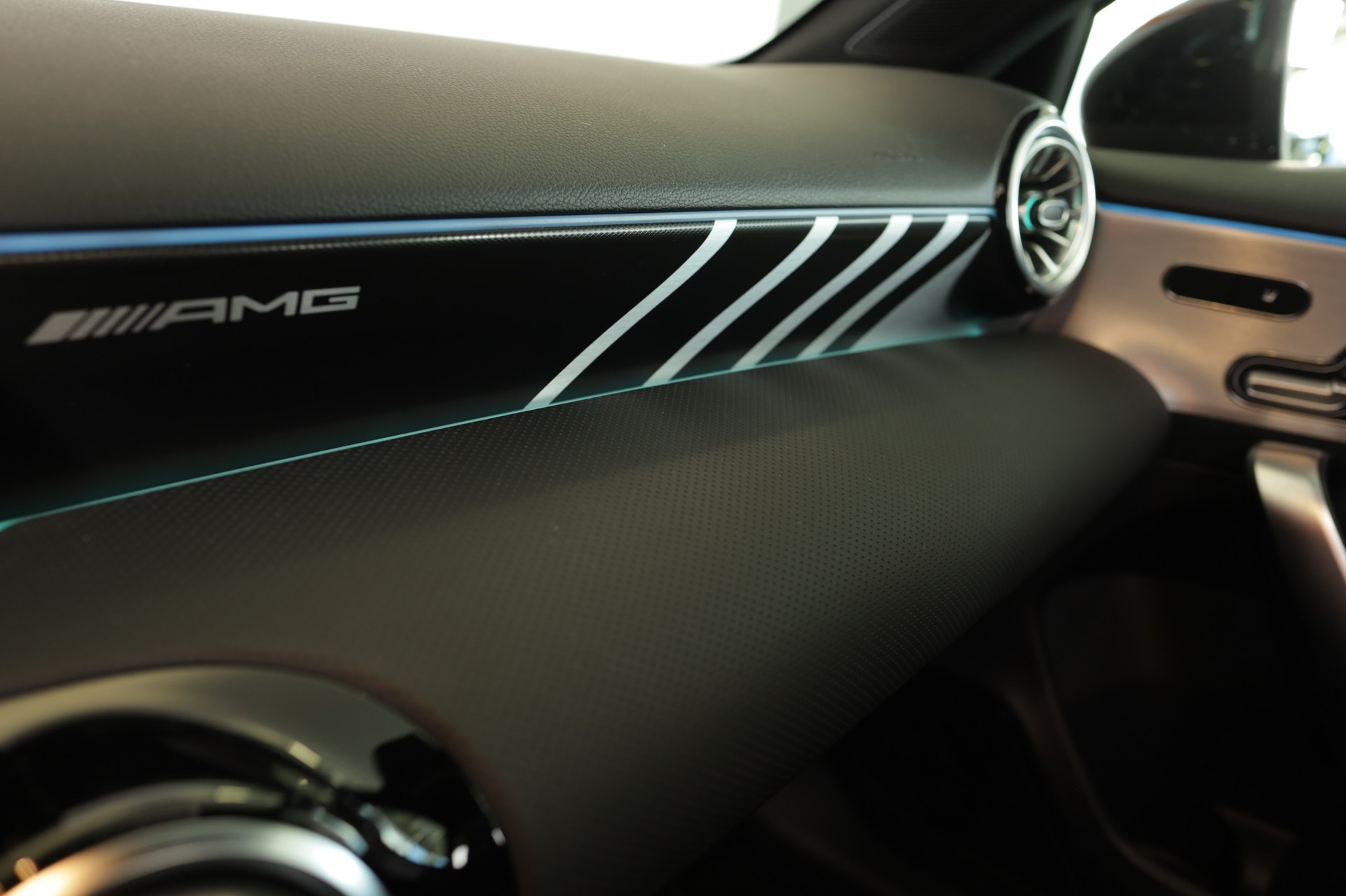 MERCEDES-BENZ A 45 S AMG 4Matic+ Speedshift-image-18