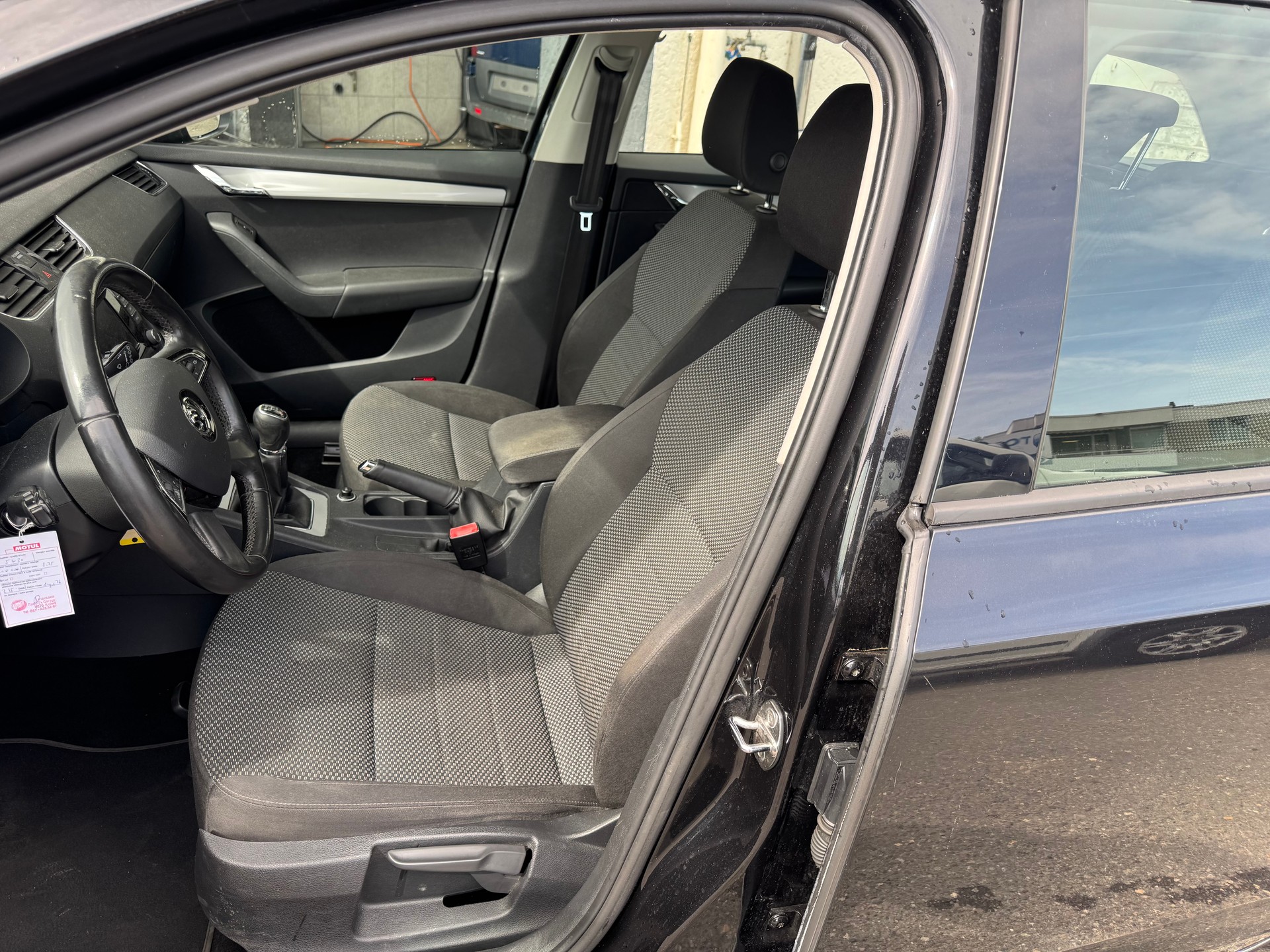 SKODA Octavia Combi 1.6 TDI Elegance 4x4-image-9