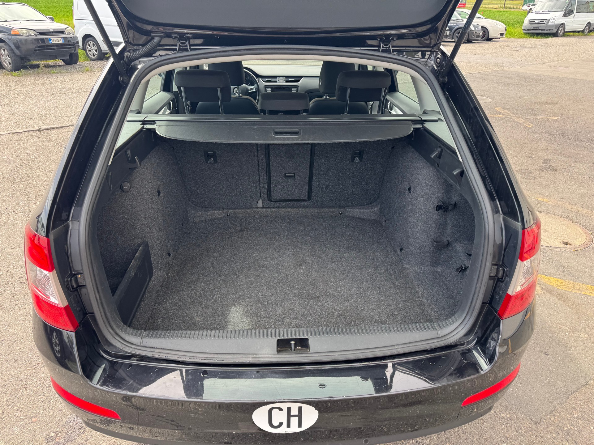 SKODA Octavia Combi 1.6 TDI Elegance 4x4-image-8