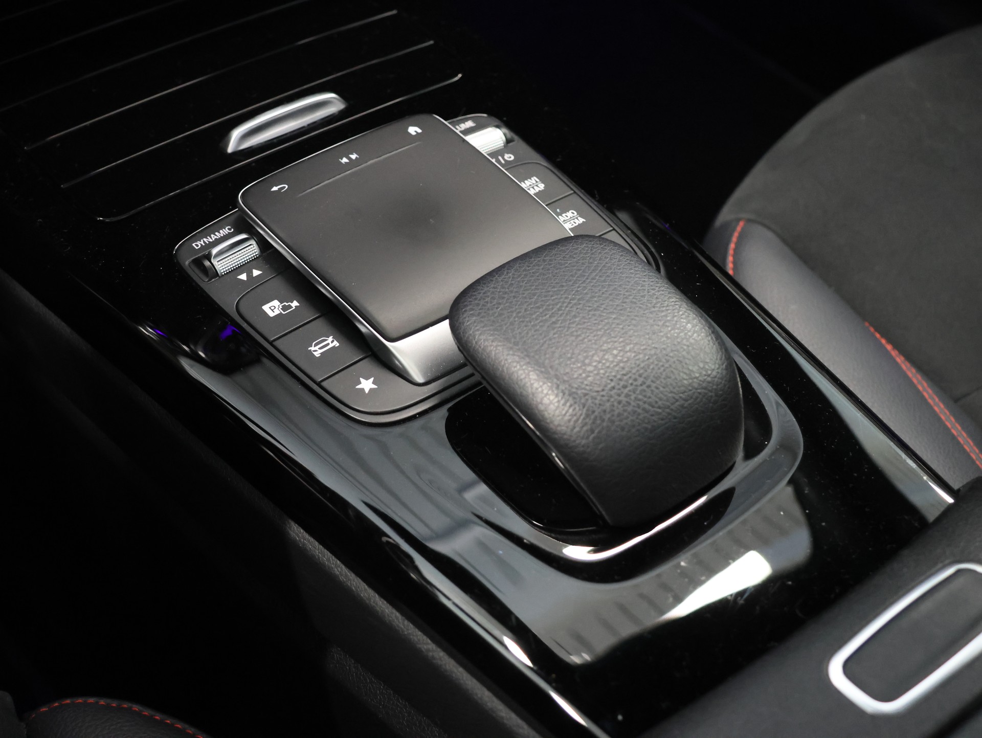 MERCEDES-BENZ CLA 250 4Matic AMG Line 7G-DCT *Panorama* *Burmester* *360 Kamera*-image-26