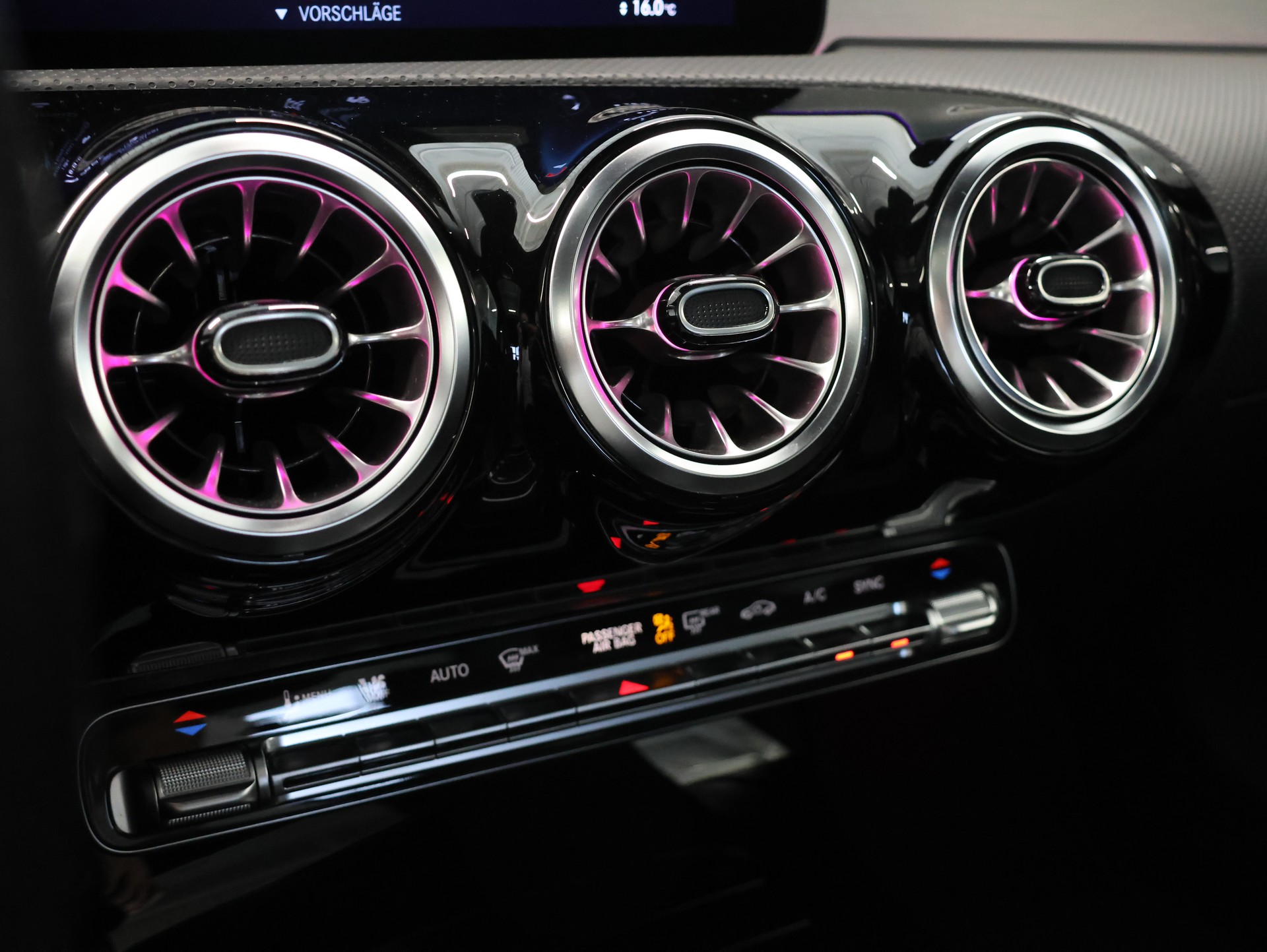 MERCEDES-BENZ CLA 250 4Matic AMG Line 7G-DCT *Panorama* *Burmester* *360 Kamera*-image-25