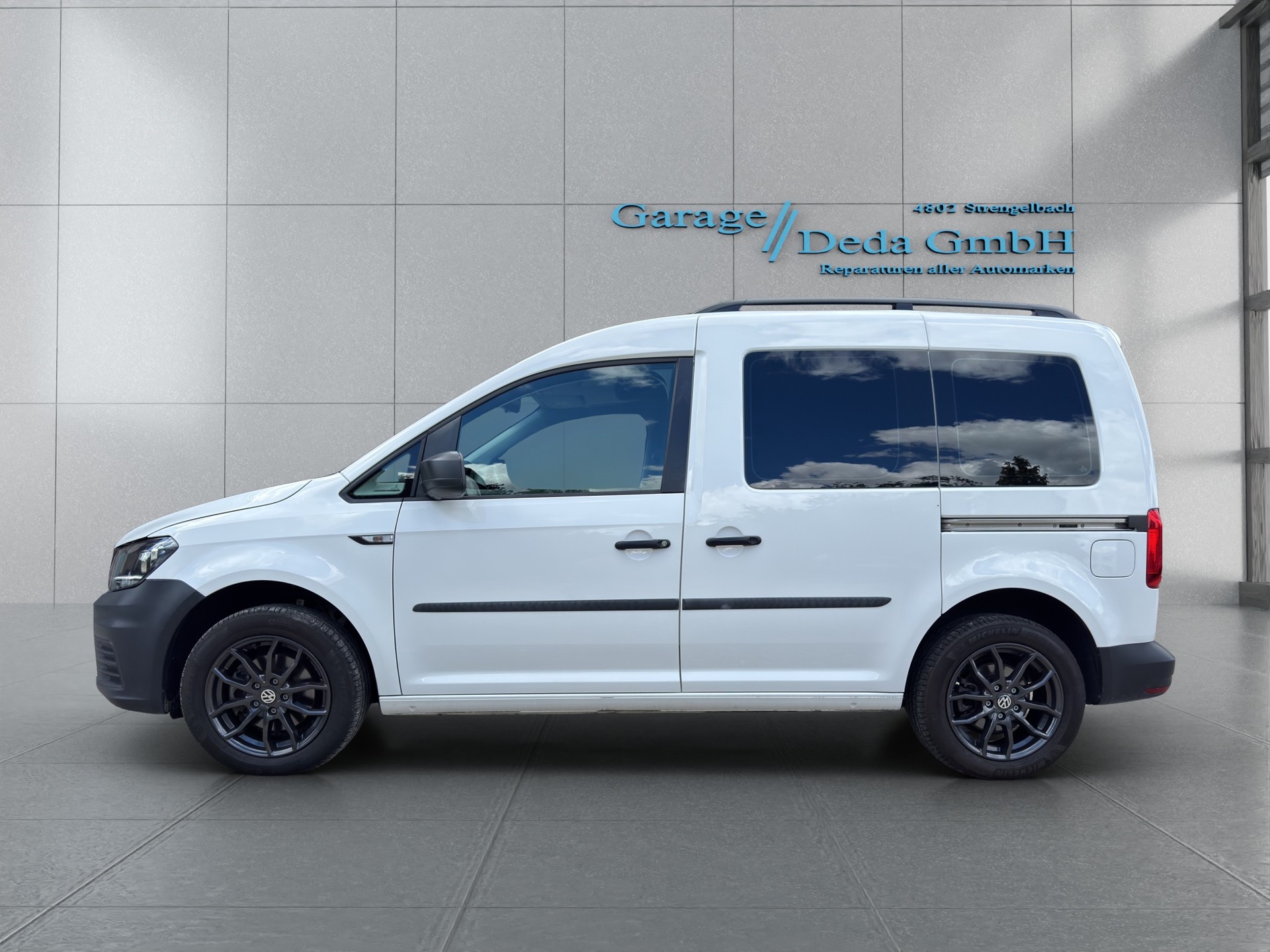 VW Caddy 2.0TDI BlueMotion Technology-image-1