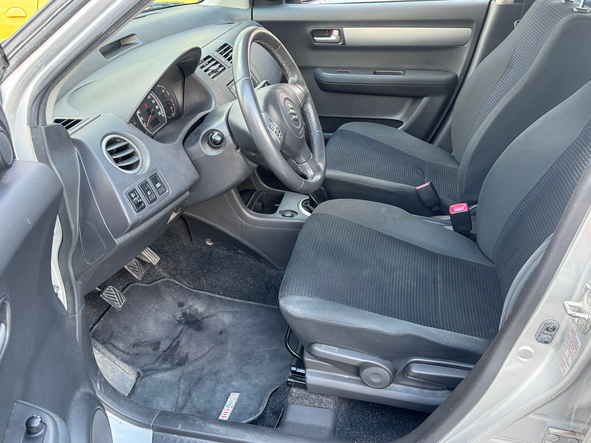 SUZUKI Swift 1.3i 16V GL Top-image-9