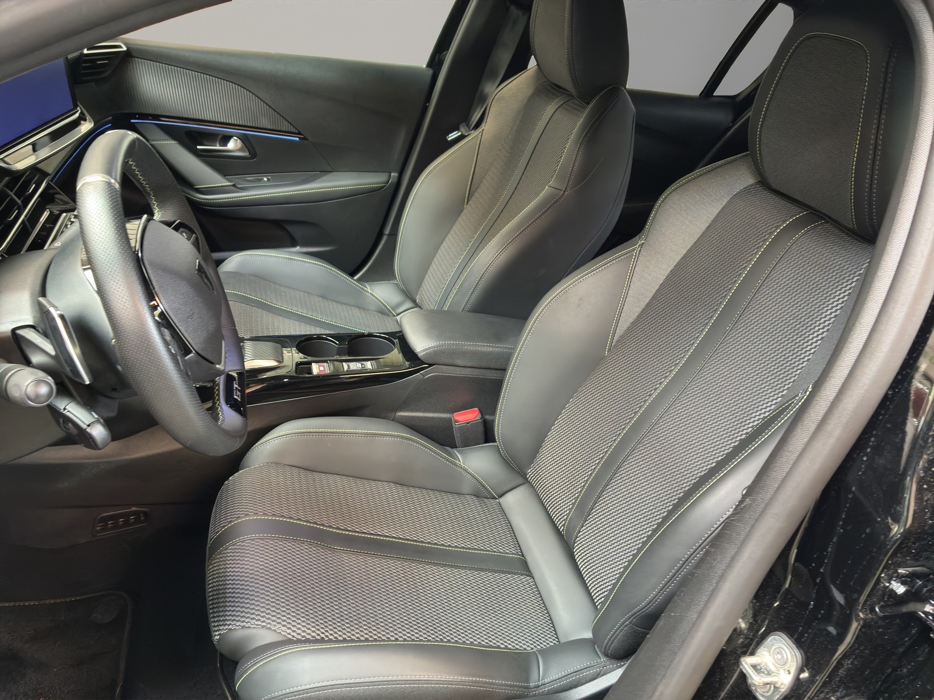 PEUGEOT 208 1.2 MHEV 145 GT-image-8
