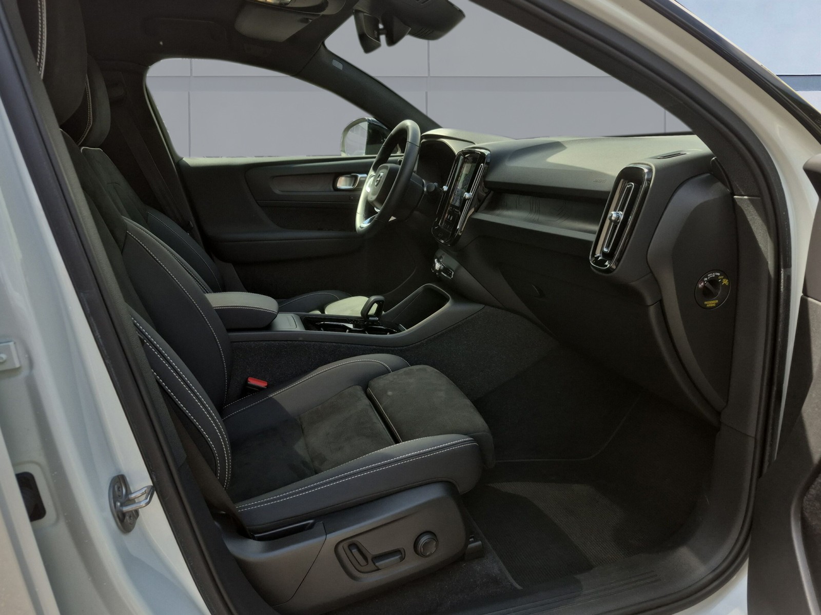 VOLVO C40 Recharge Twin Ultimate AWD-image-12