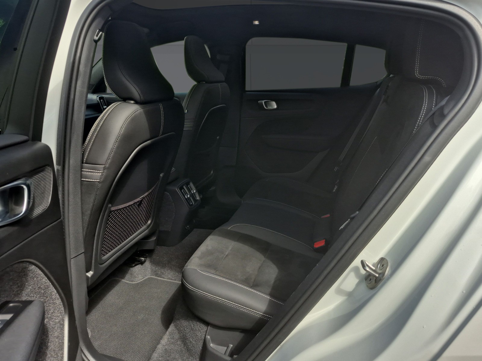 VOLVO C40 Recharge Twin Ultimate AWD-image-14