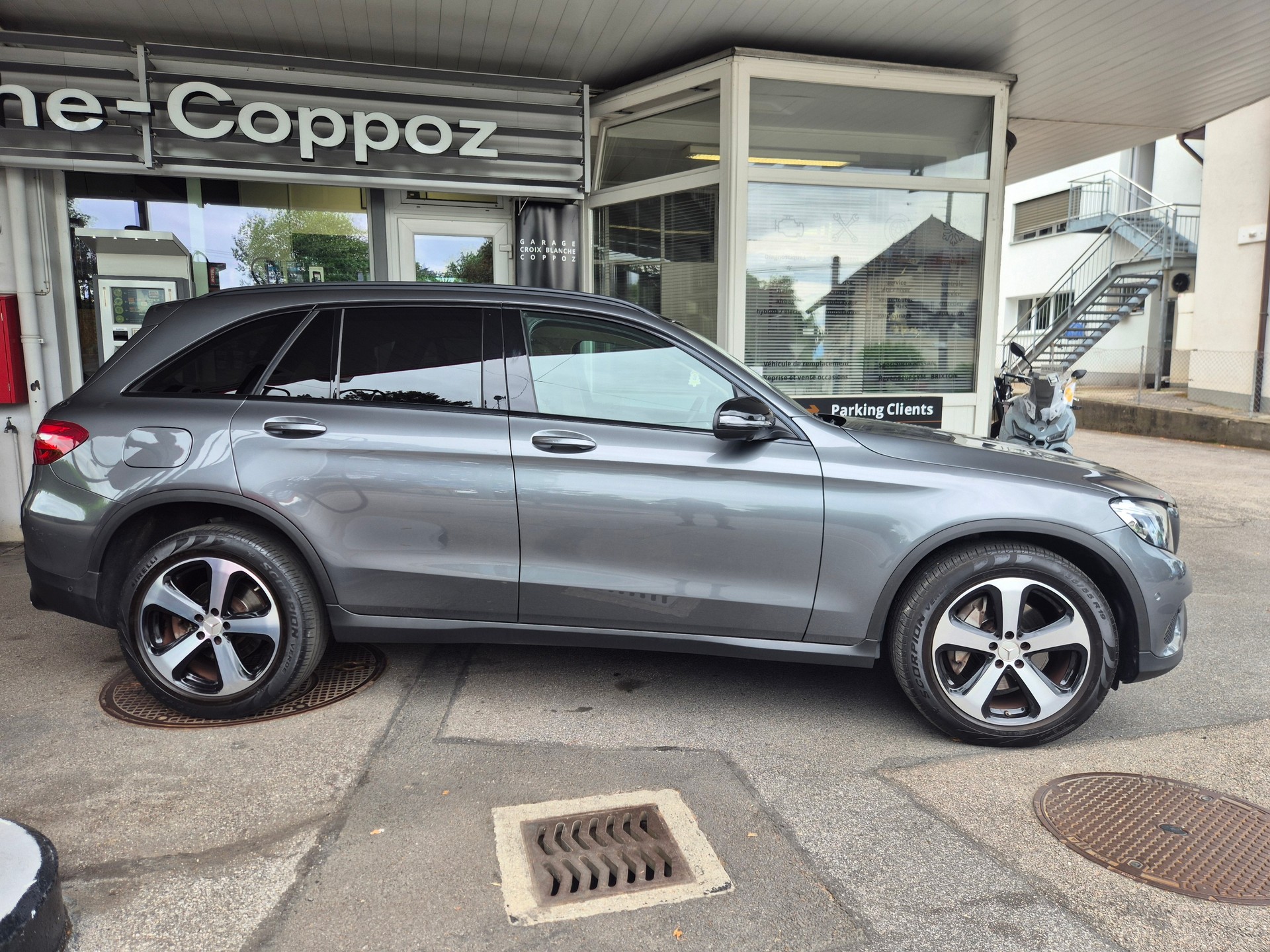 MERCEDES-BENZ GLC 250 AMG Line 4Matic 9G-Tronic-image-2