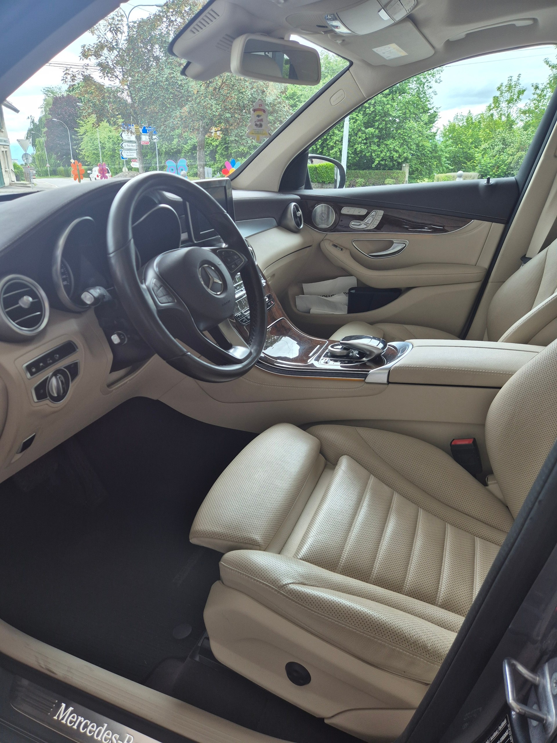 MERCEDES-BENZ GLC 250 AMG Line 4Matic 9G-Tronic-image-6