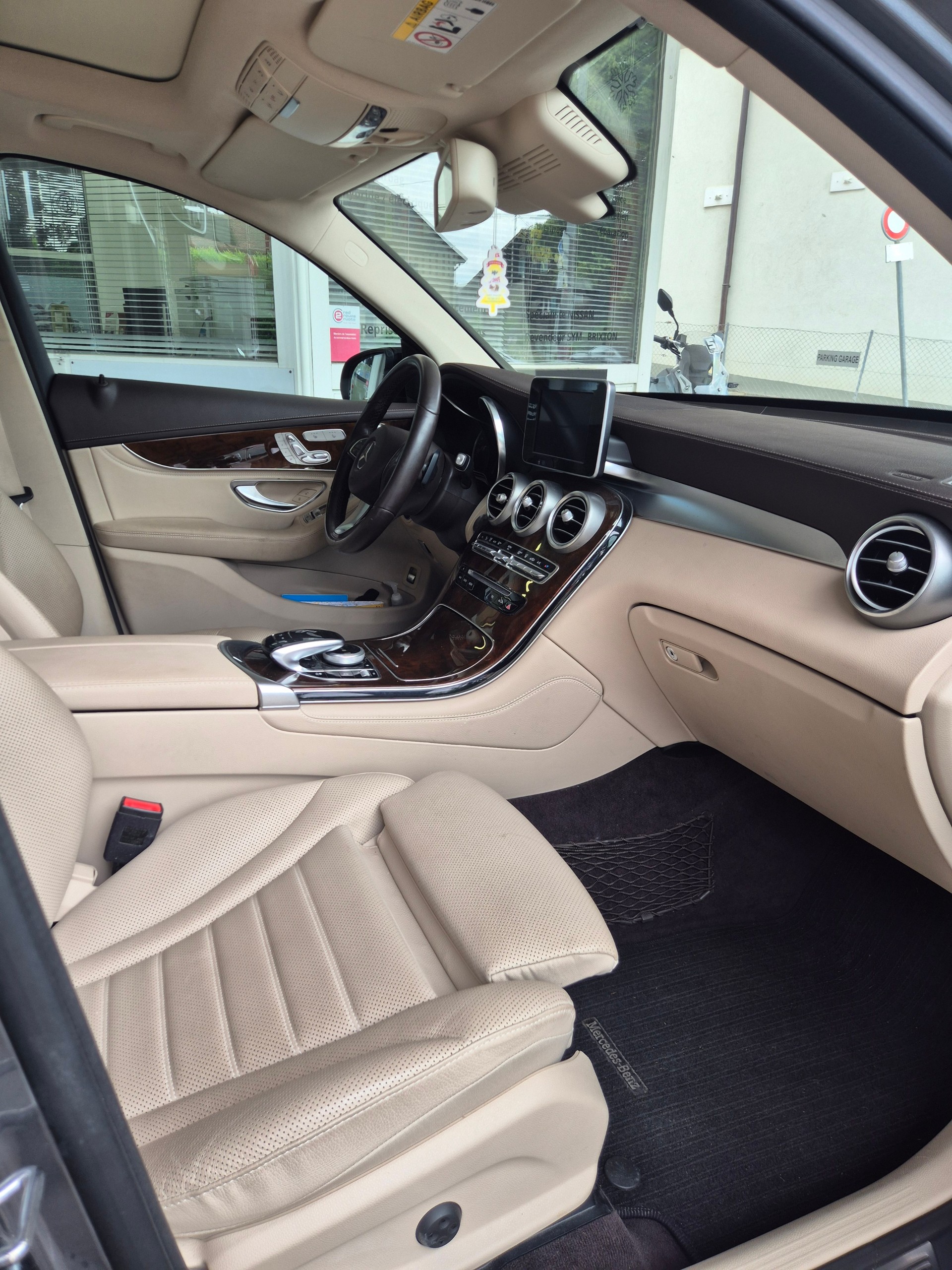 MERCEDES-BENZ GLC 250 AMG Line 4Matic 9G-Tronic-image-10