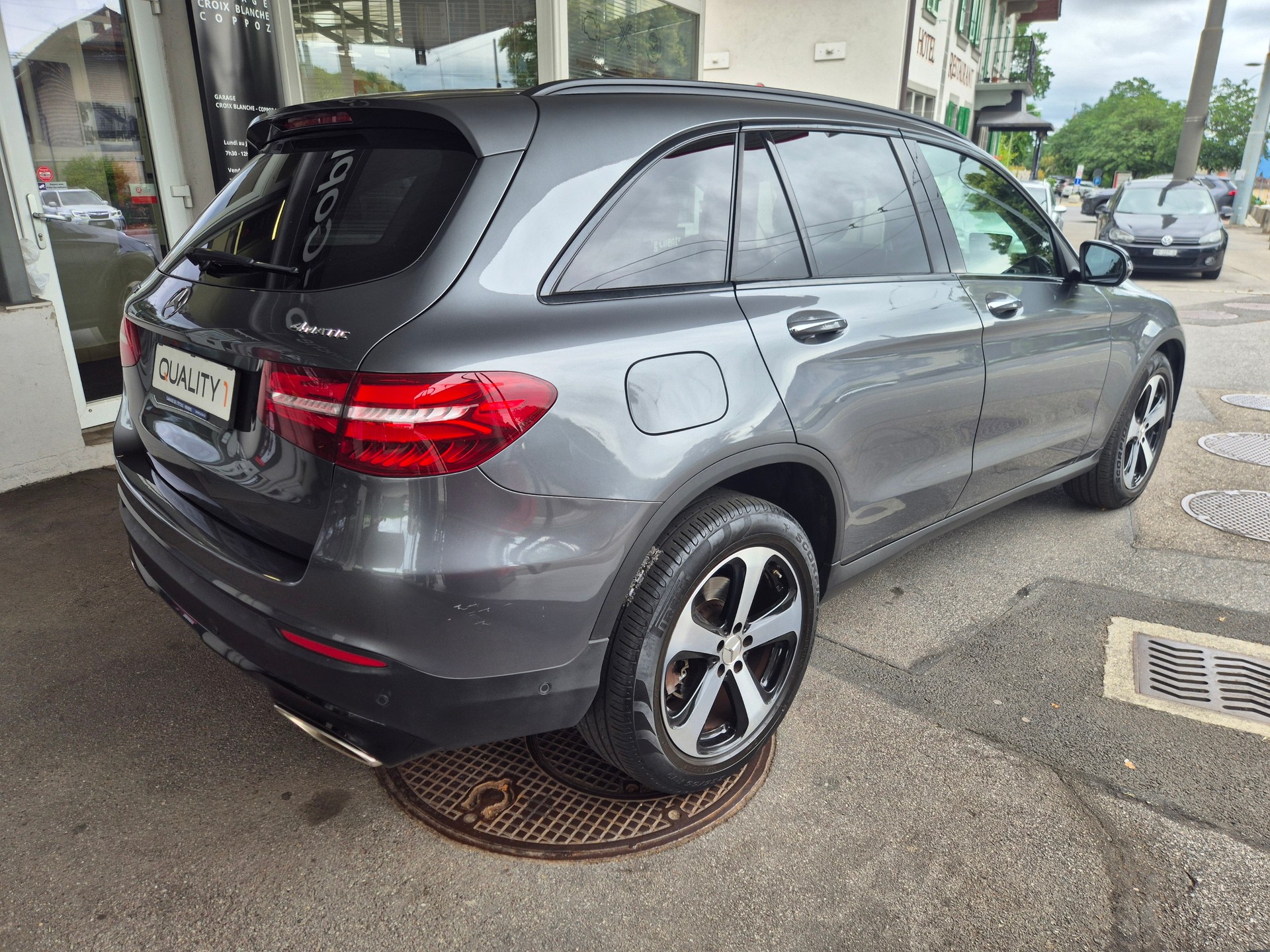MERCEDES-BENZ GLC 250 AMG Line 4Matic 9G-Tronic-image-3