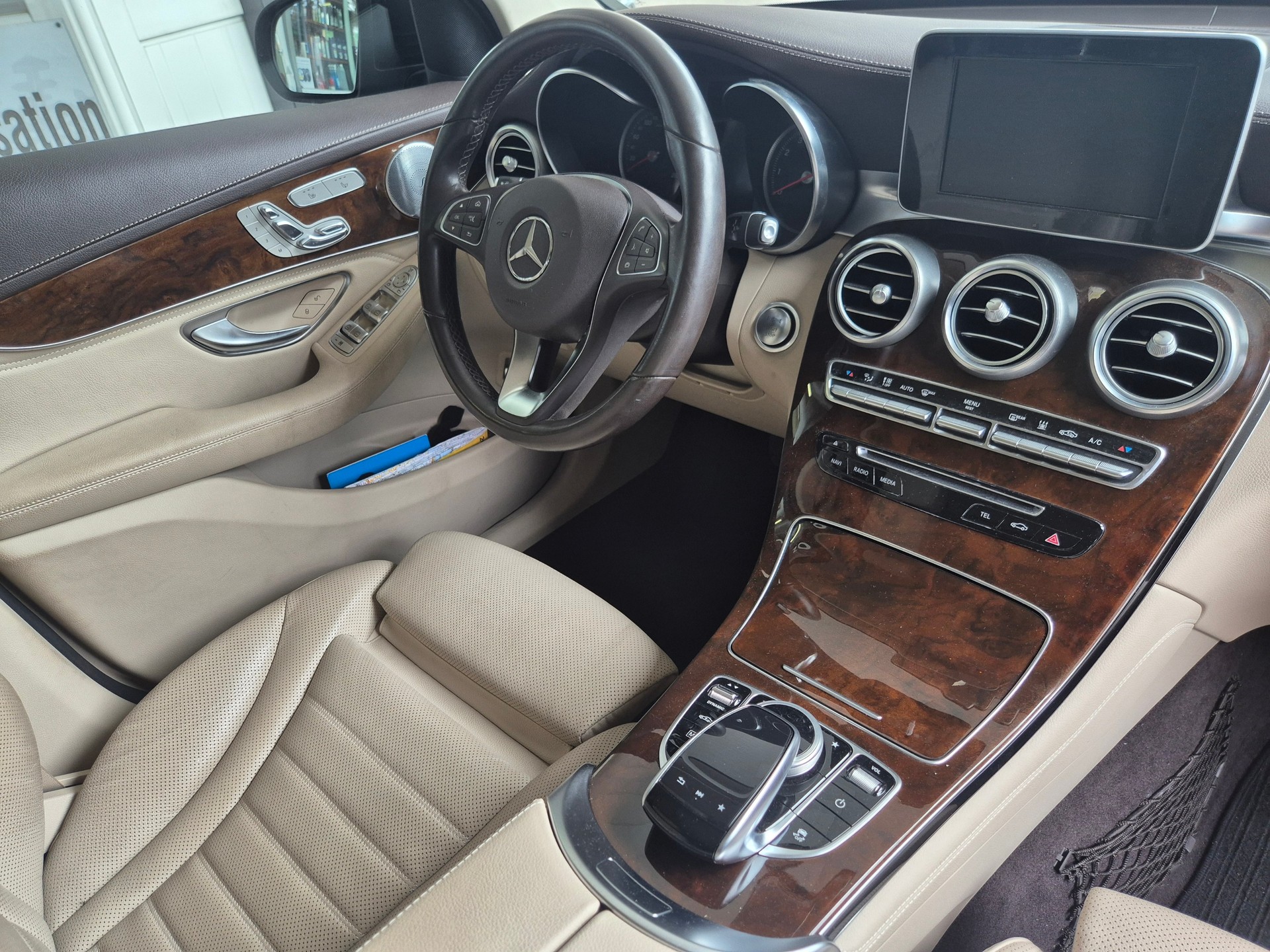 MERCEDES-BENZ GLC 250 AMG Line 4Matic 9G-Tronic-image-9