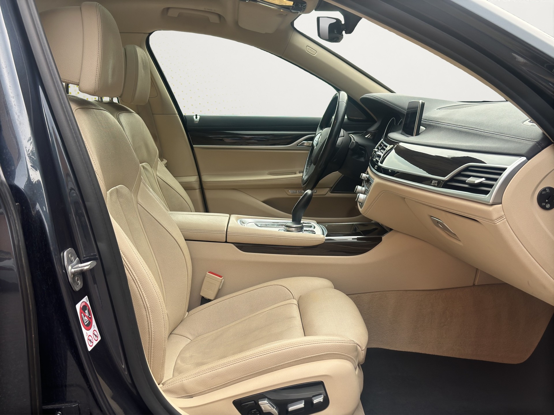 BMW 750i xDrive (CH) Swiss Premium / Neue Bremsen!-image-13