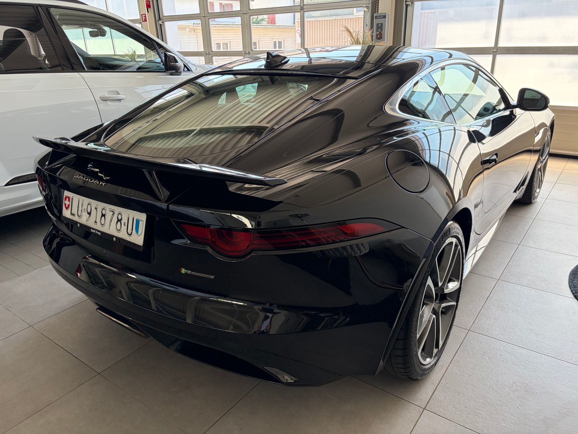 JAGUAR F-Type 2.0 I4 R-Dynamic Automatik-image-2