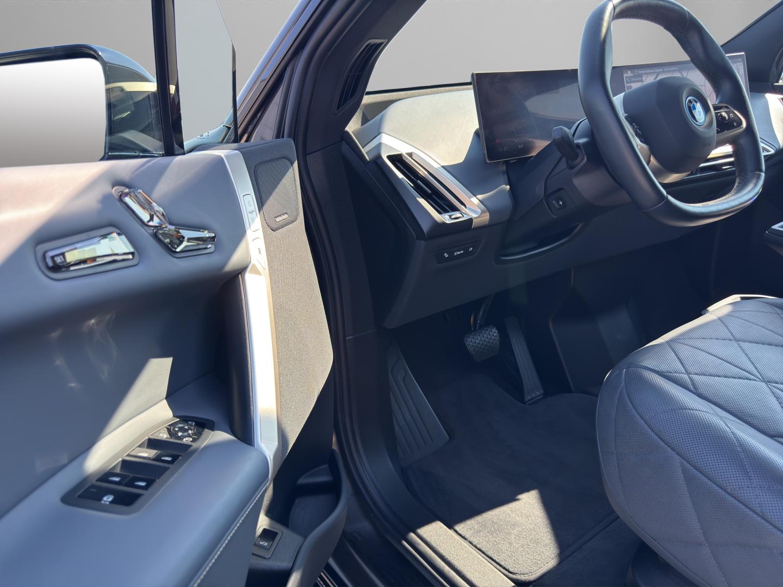BMW iX xDrive50-image-4