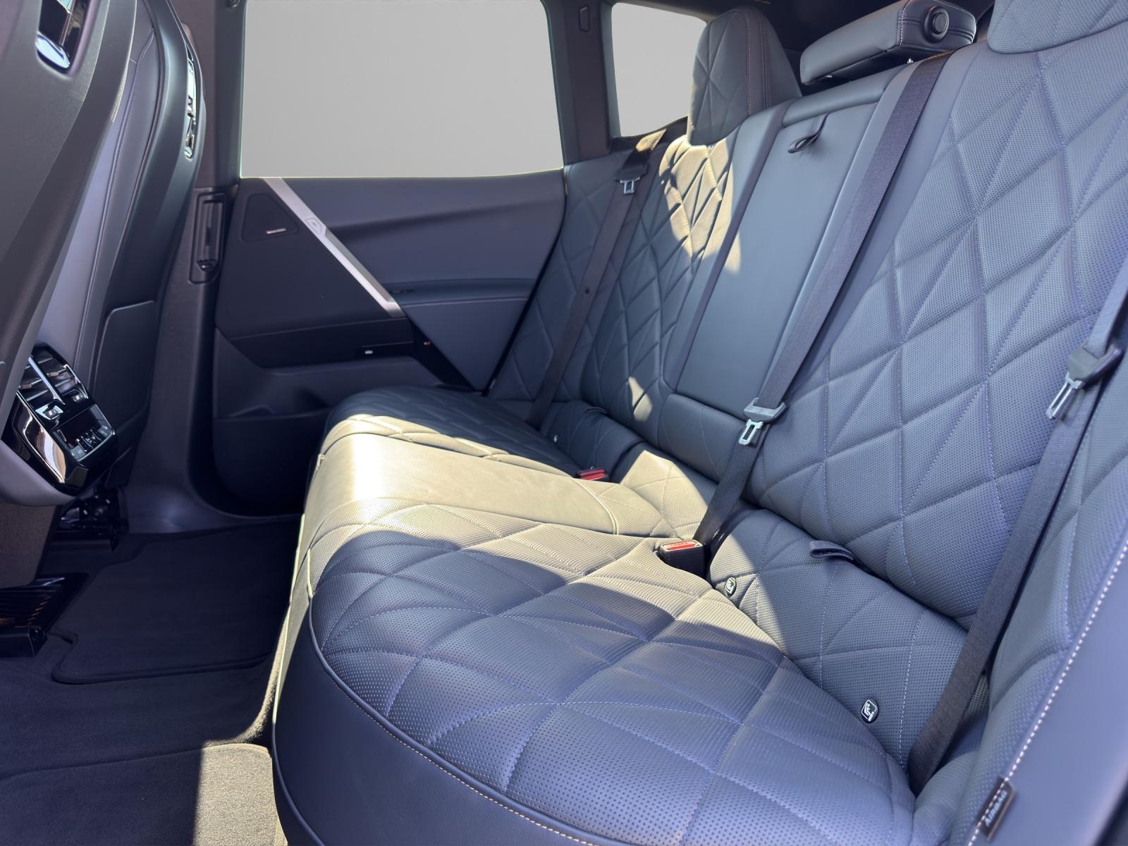 BMW iX xDrive50-image-9