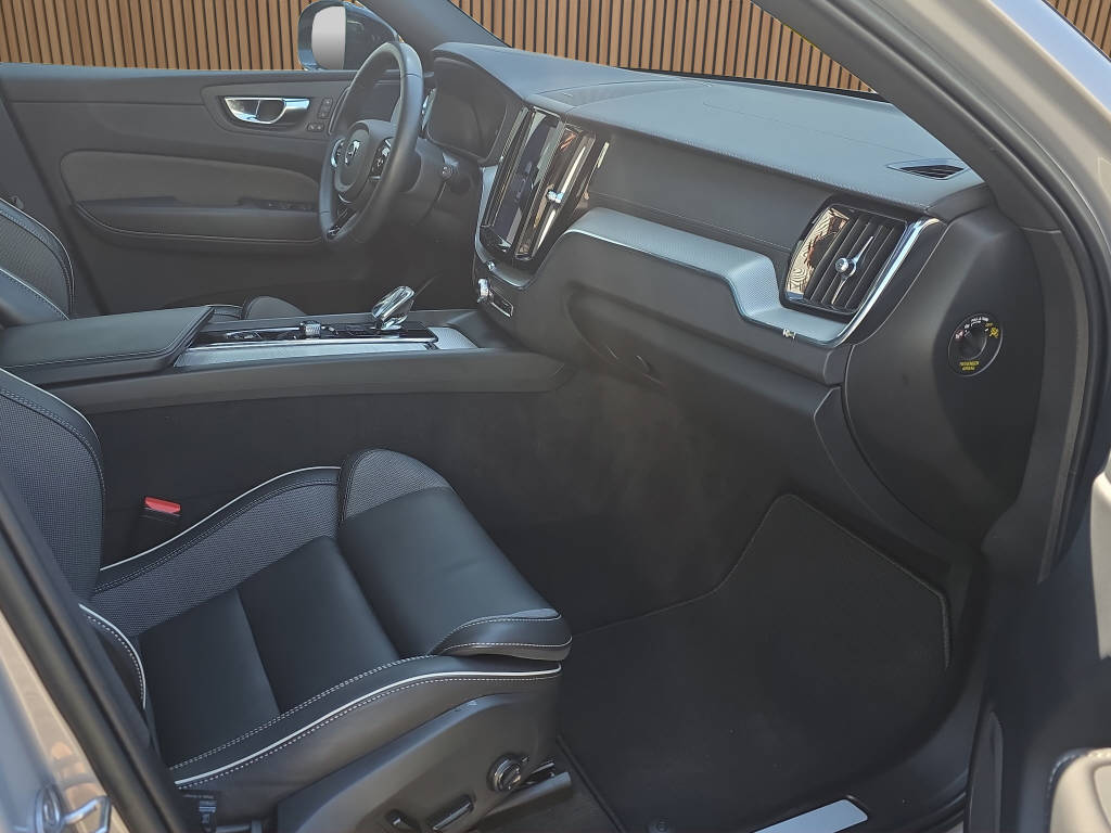 VOLVO XC60 2.0 T6 TE Ultimate Dark eAWD-image-13