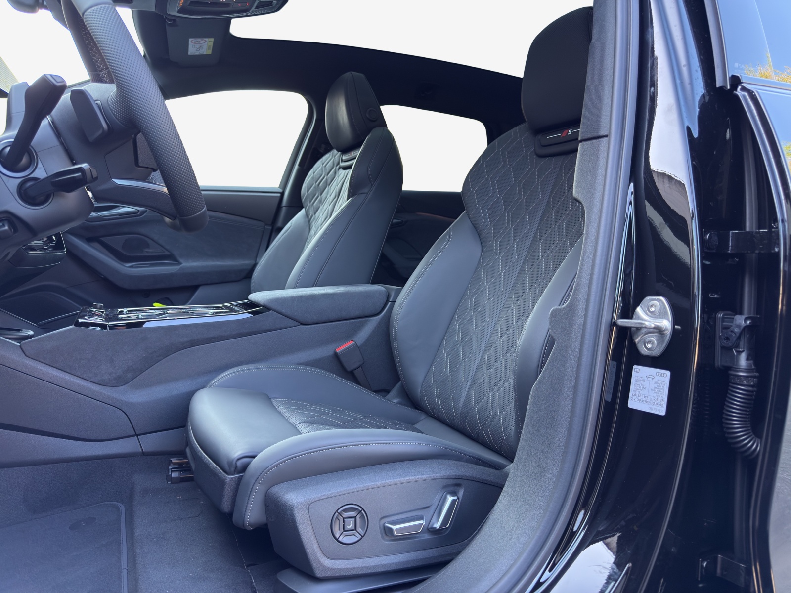 AUDI S6 Avant e-tron quattro-image-7