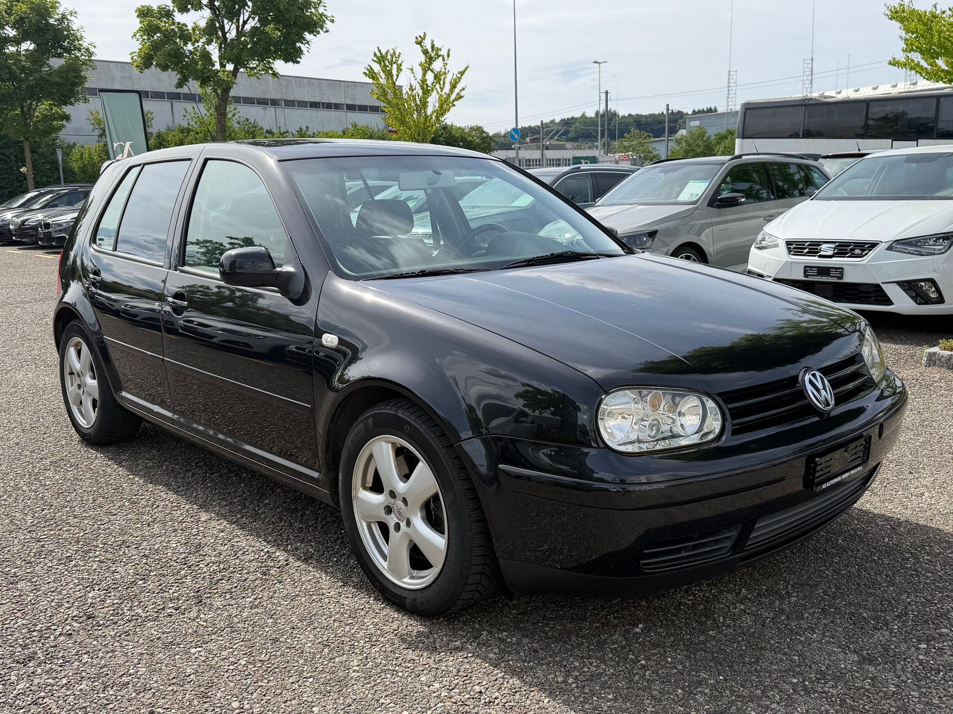 VW Golf 1.8 T GTI-showroom-element-2