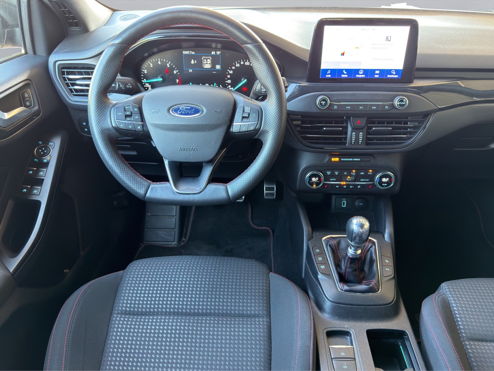 FORD Focus Station Wagon 1.0i EcoB 125 ST-Line-image-8