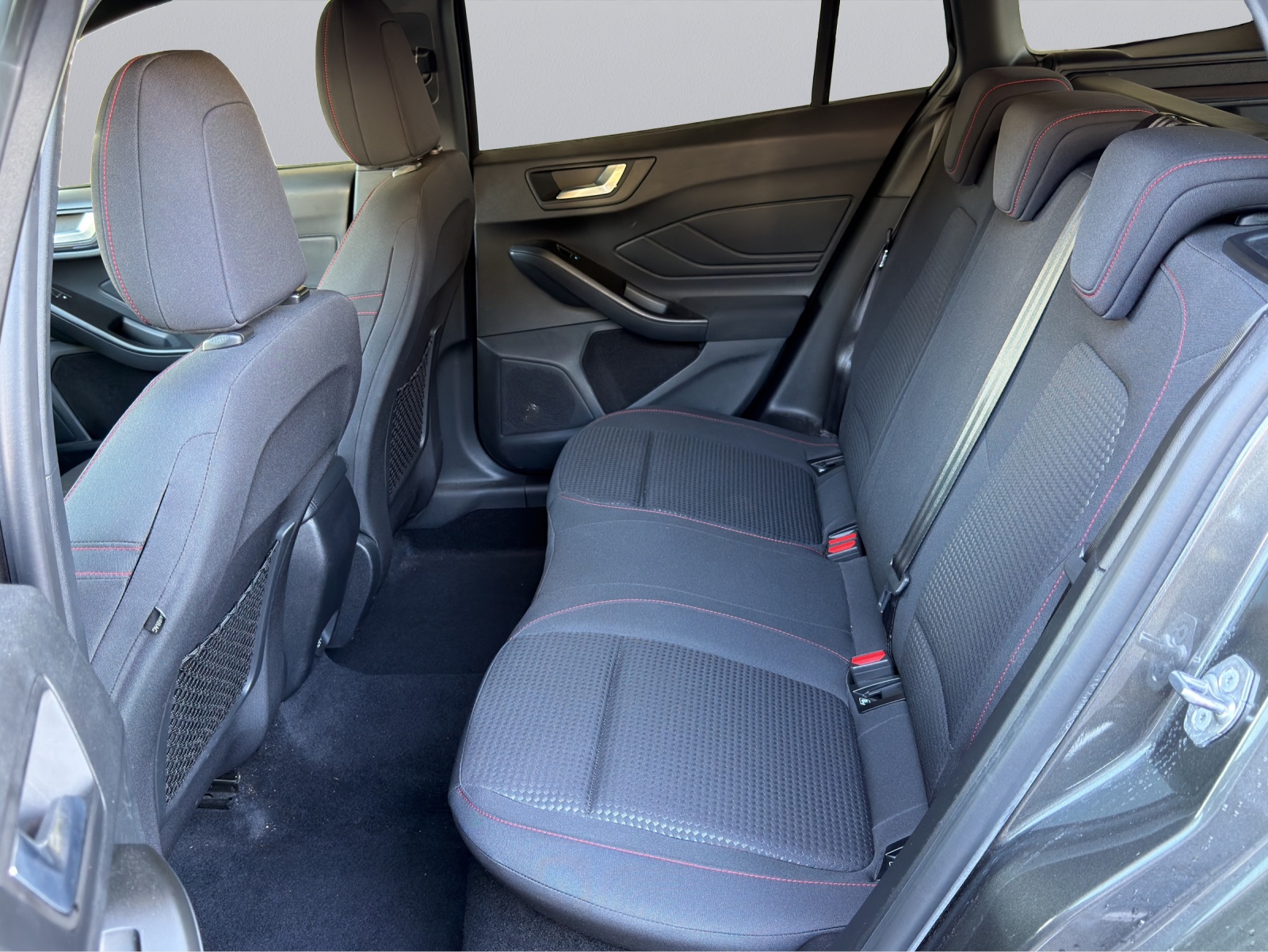 FORD Focus Station Wagon 1.0i EcoB 125 ST-Line-image-13