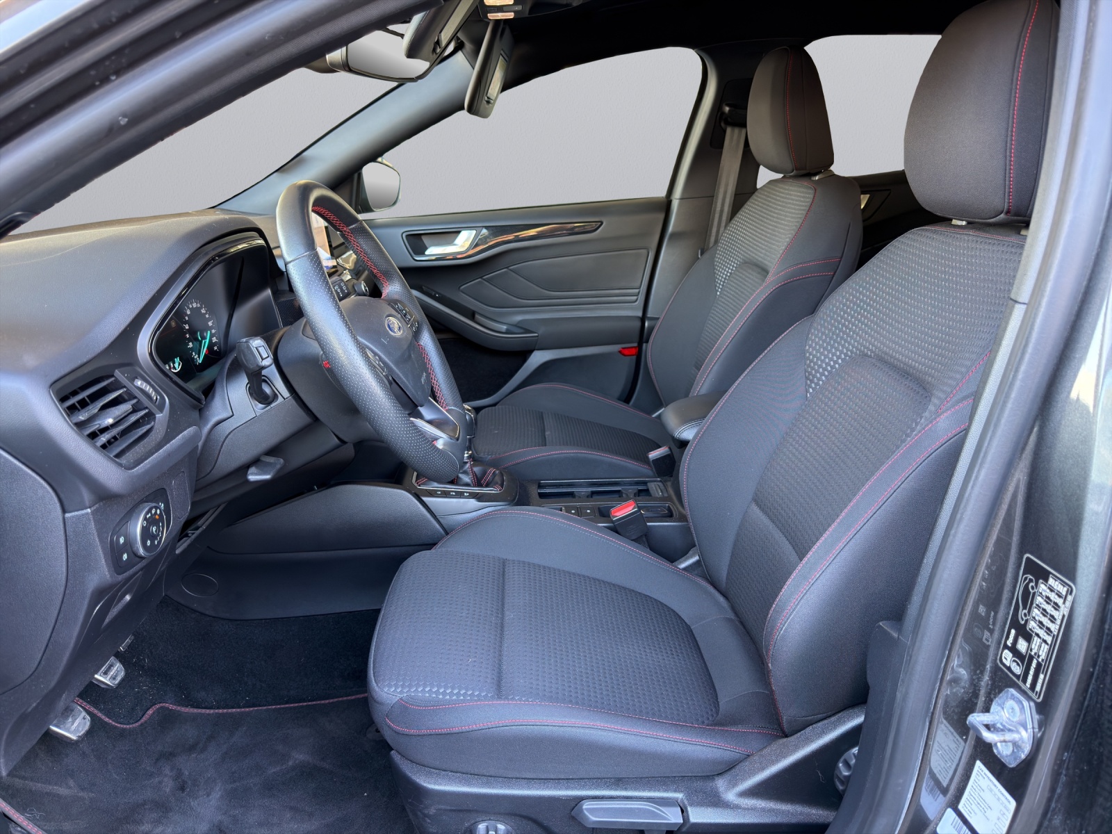 FORD Focus Station Wagon 1.0i EcoB 125 ST-Line-image-12