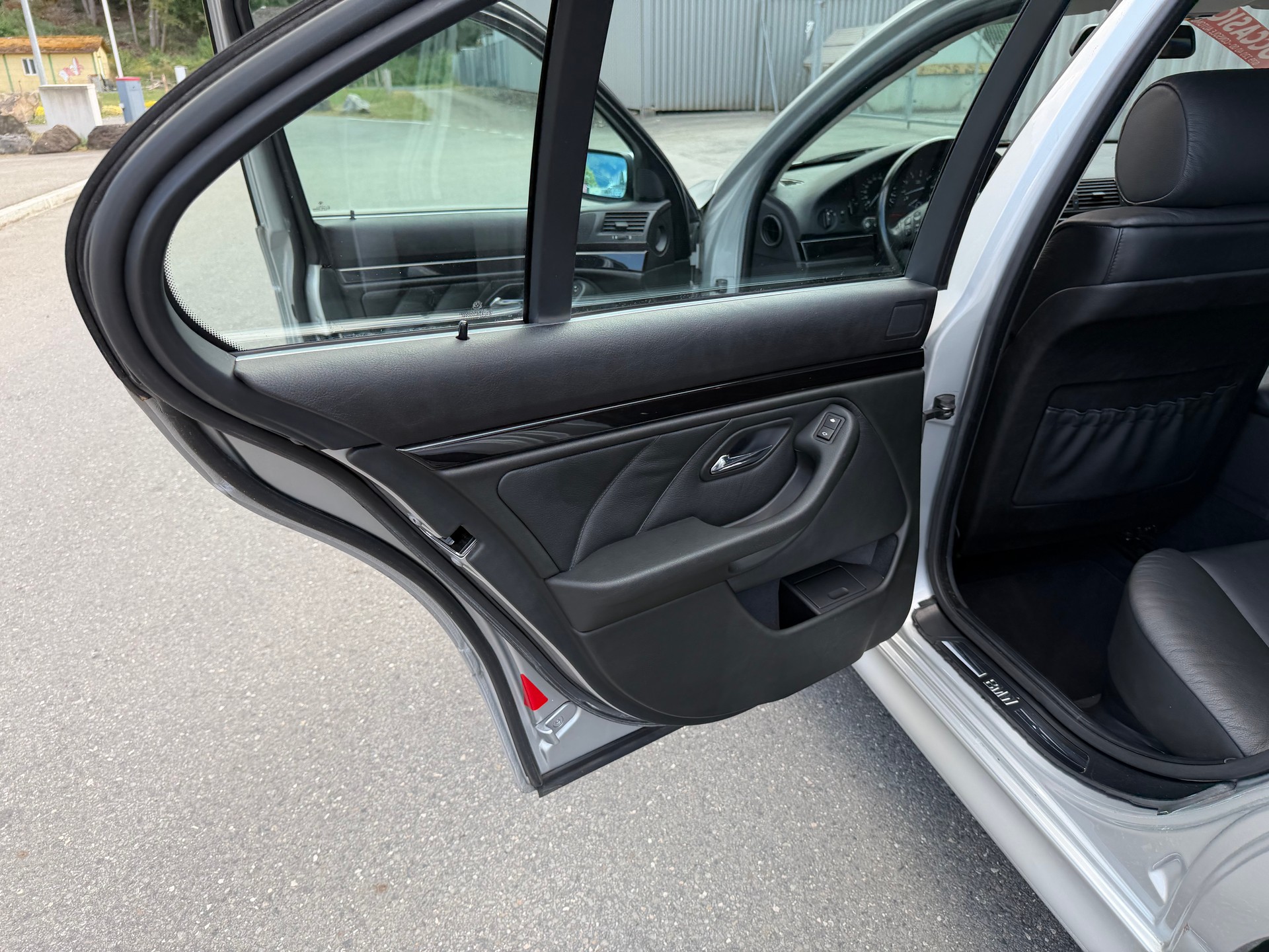 BMW 520i-image-23