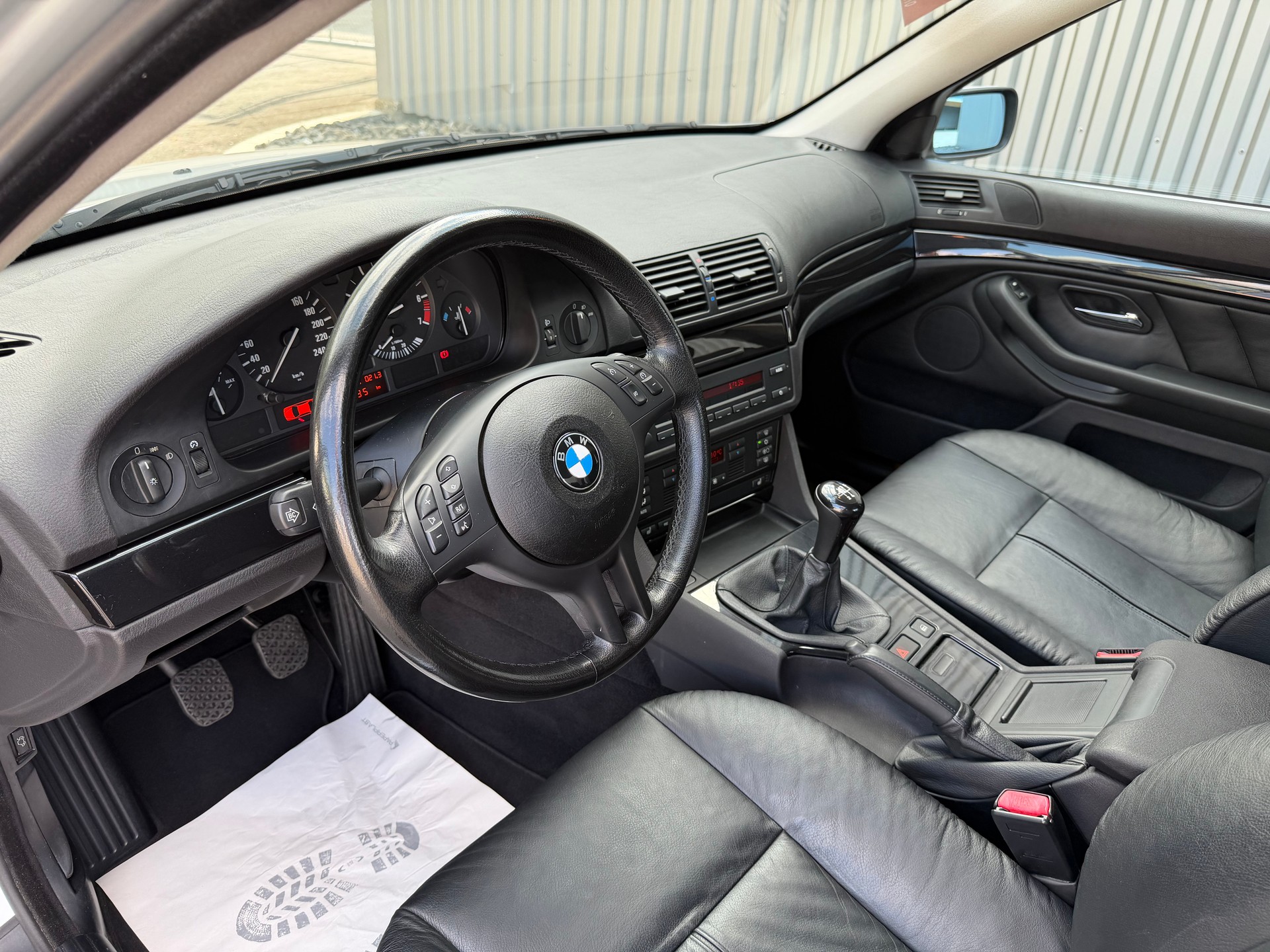BMW 520i-image-10