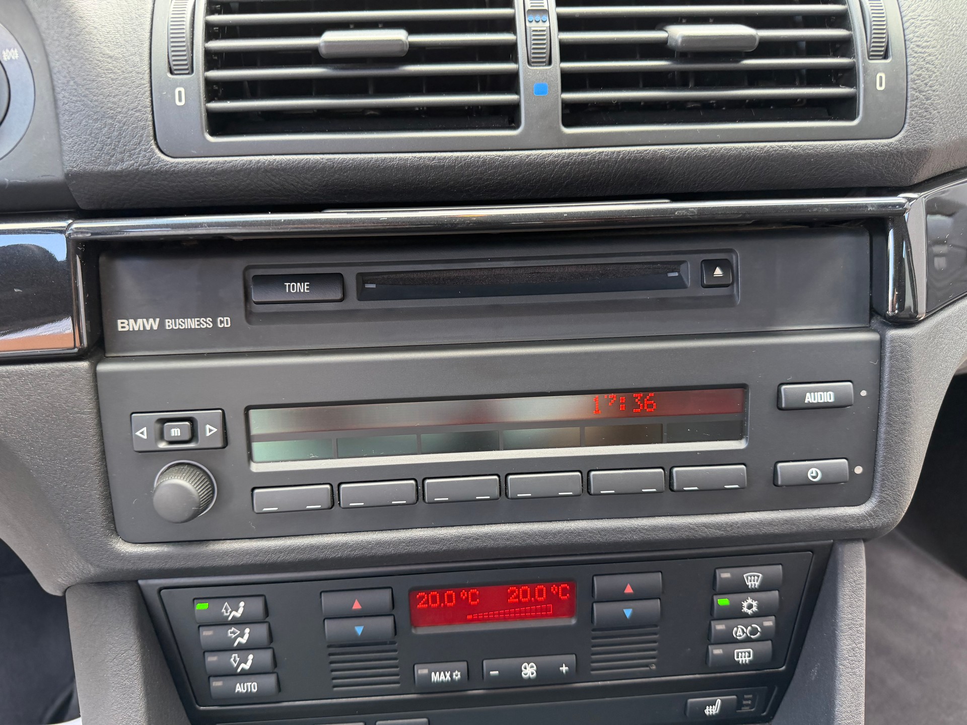 BMW 520i-image-21
