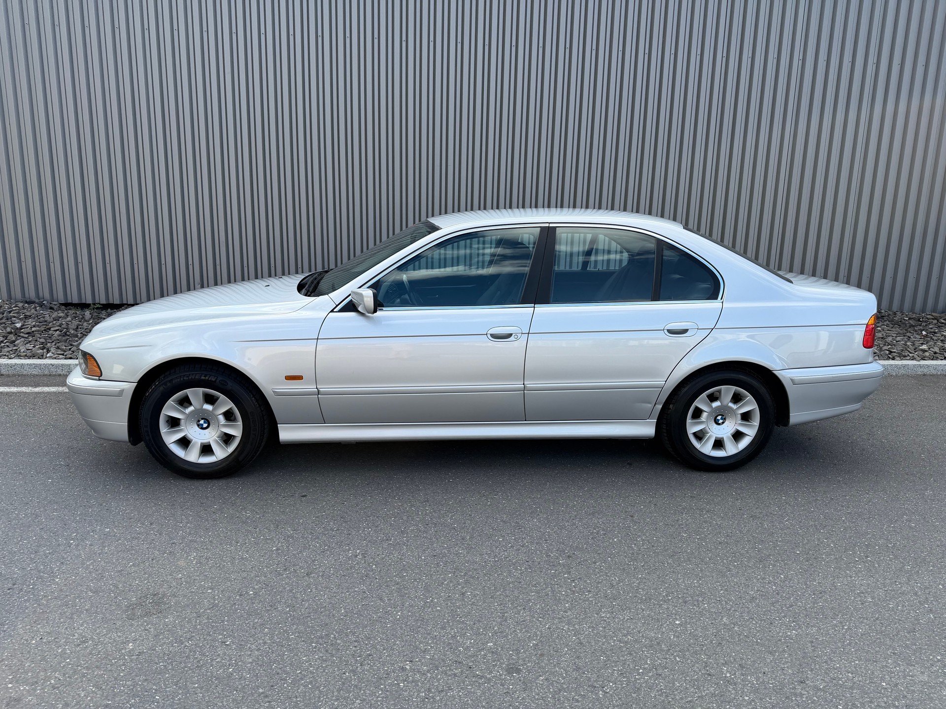 BMW 520i-showroom-element-1