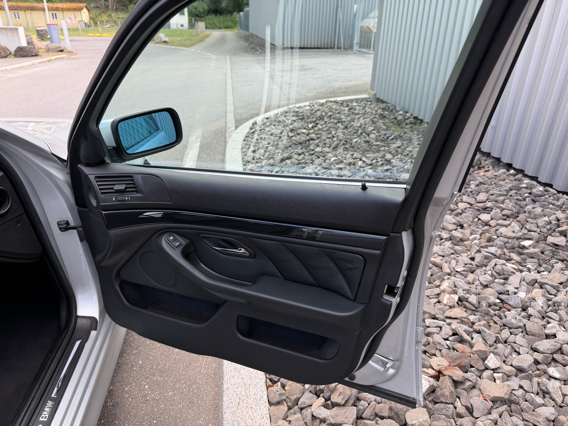 BMW 520i-image-12