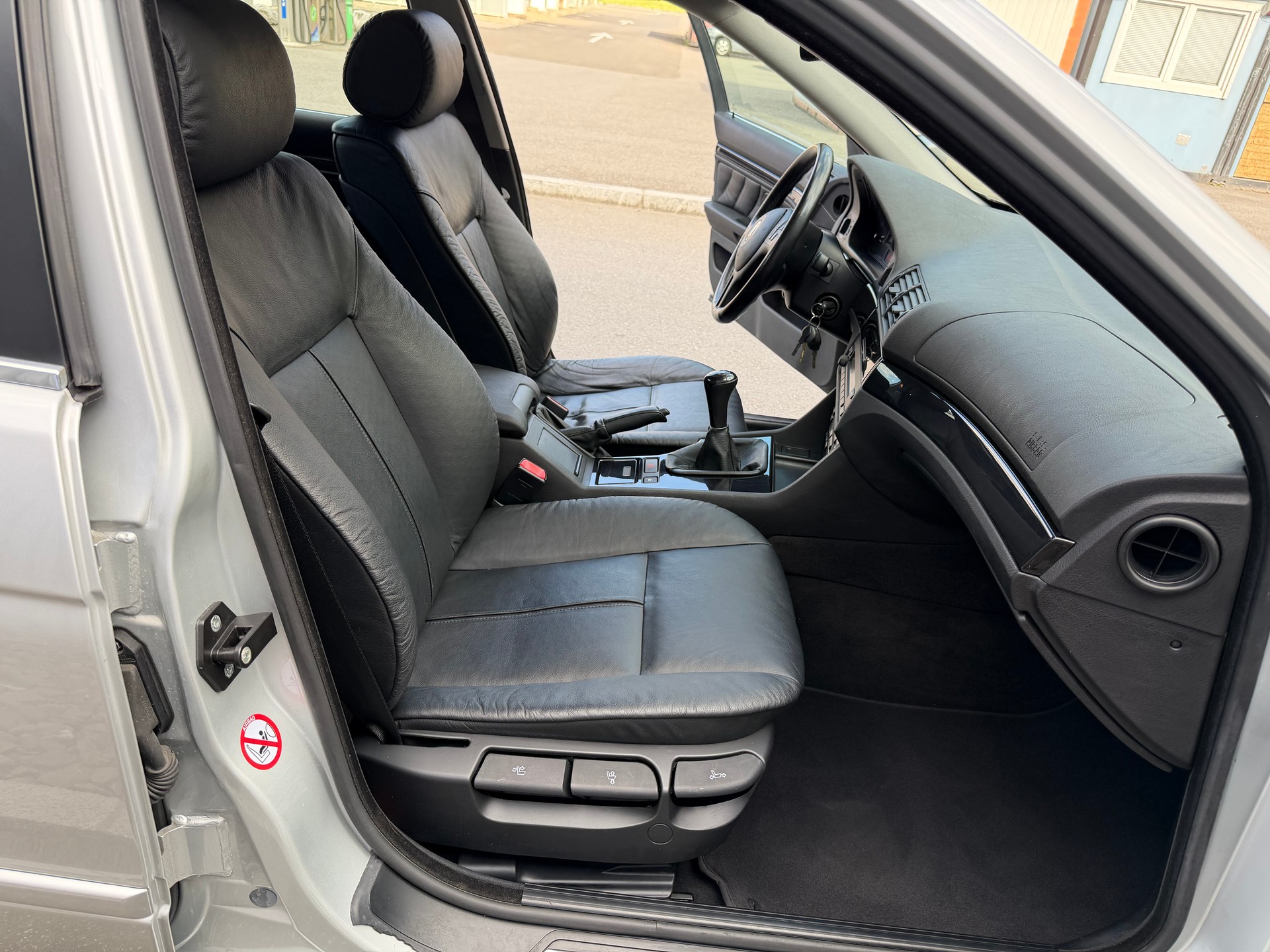 BMW 520i-image-11
