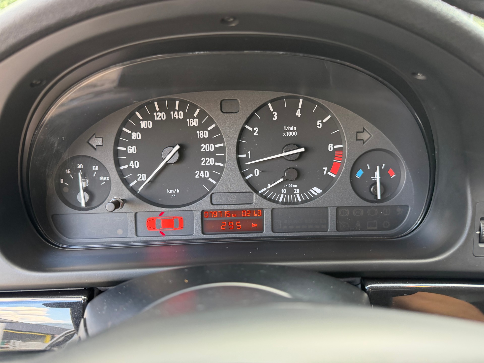 BMW 520i-image-20