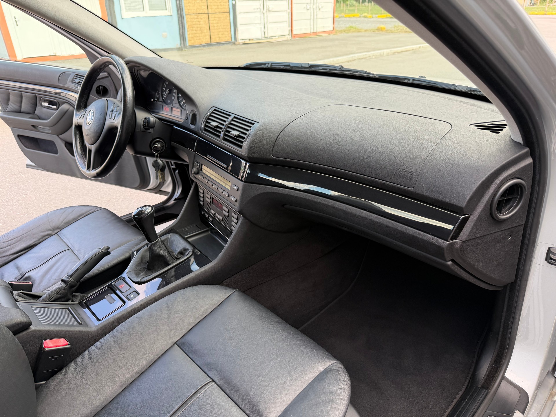 BMW 520i-image-13