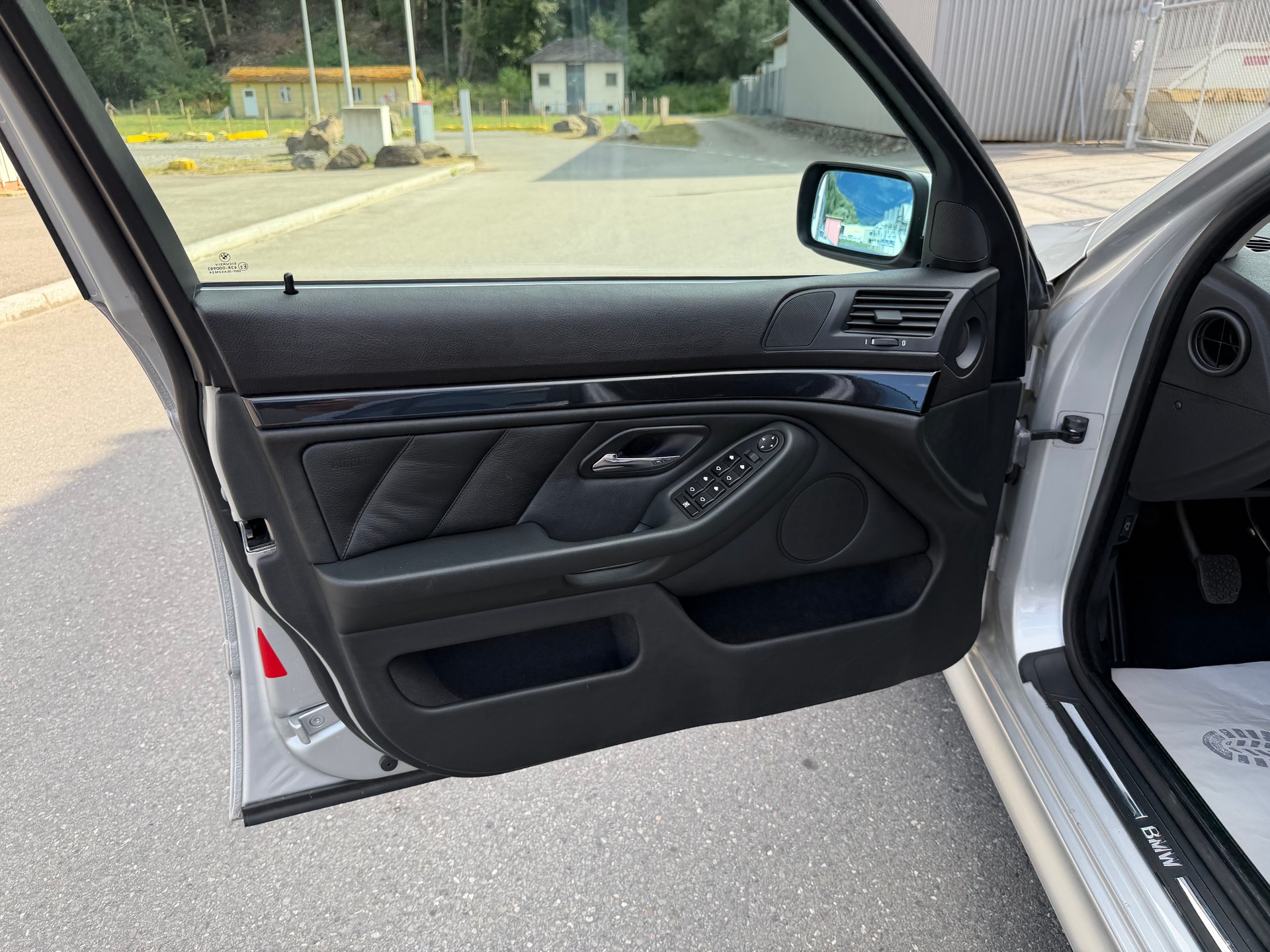 BMW 520i-image-7
