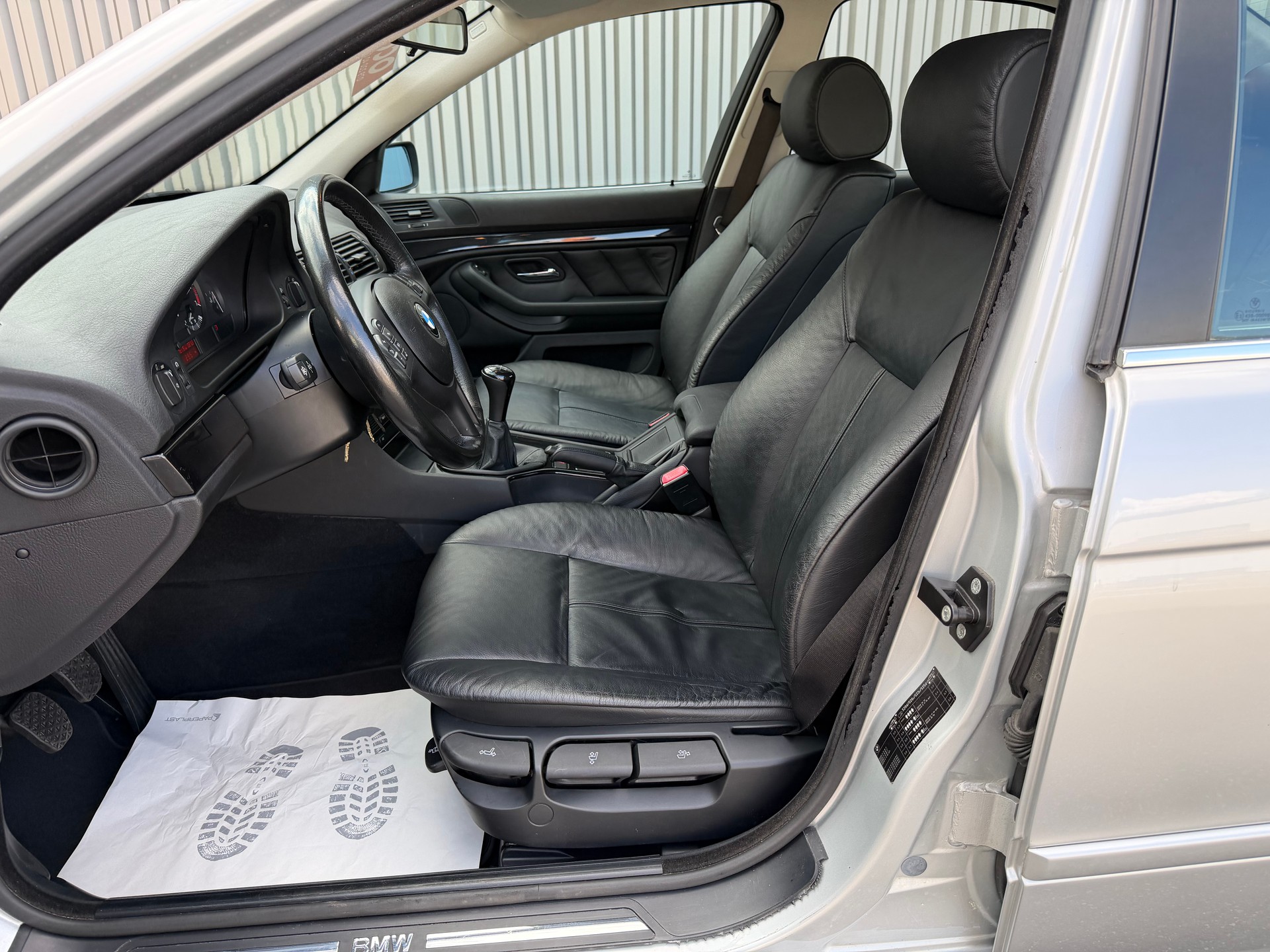BMW 520i-image-8