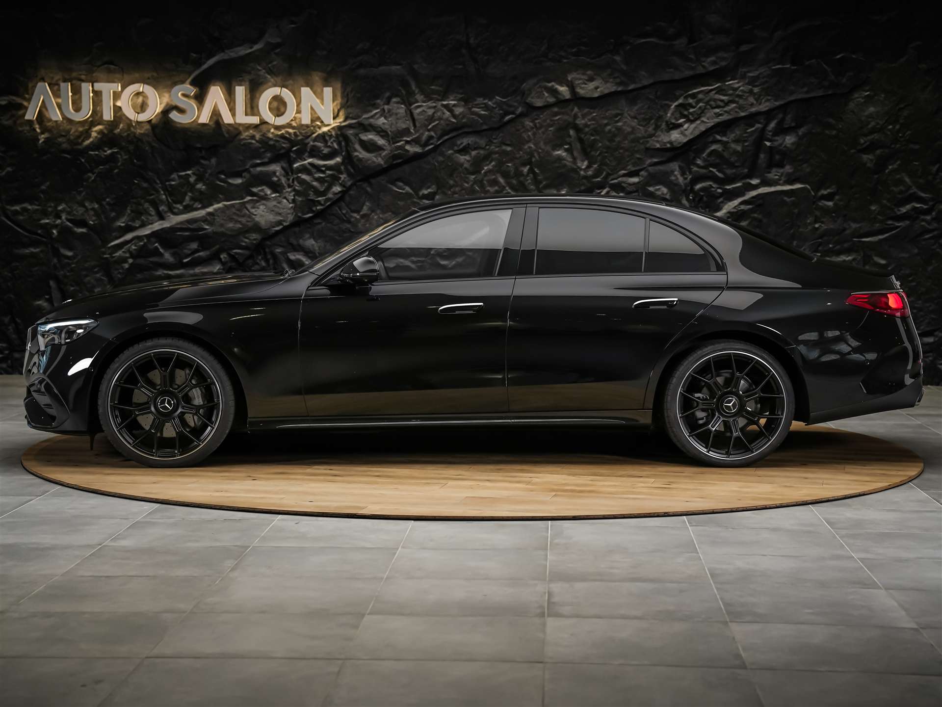 MERCEDES-BENZ E 220 d AMG Line 9G-Tronic *Superscreen*Werksgarantie*21" Felgen*-showroom-element-1