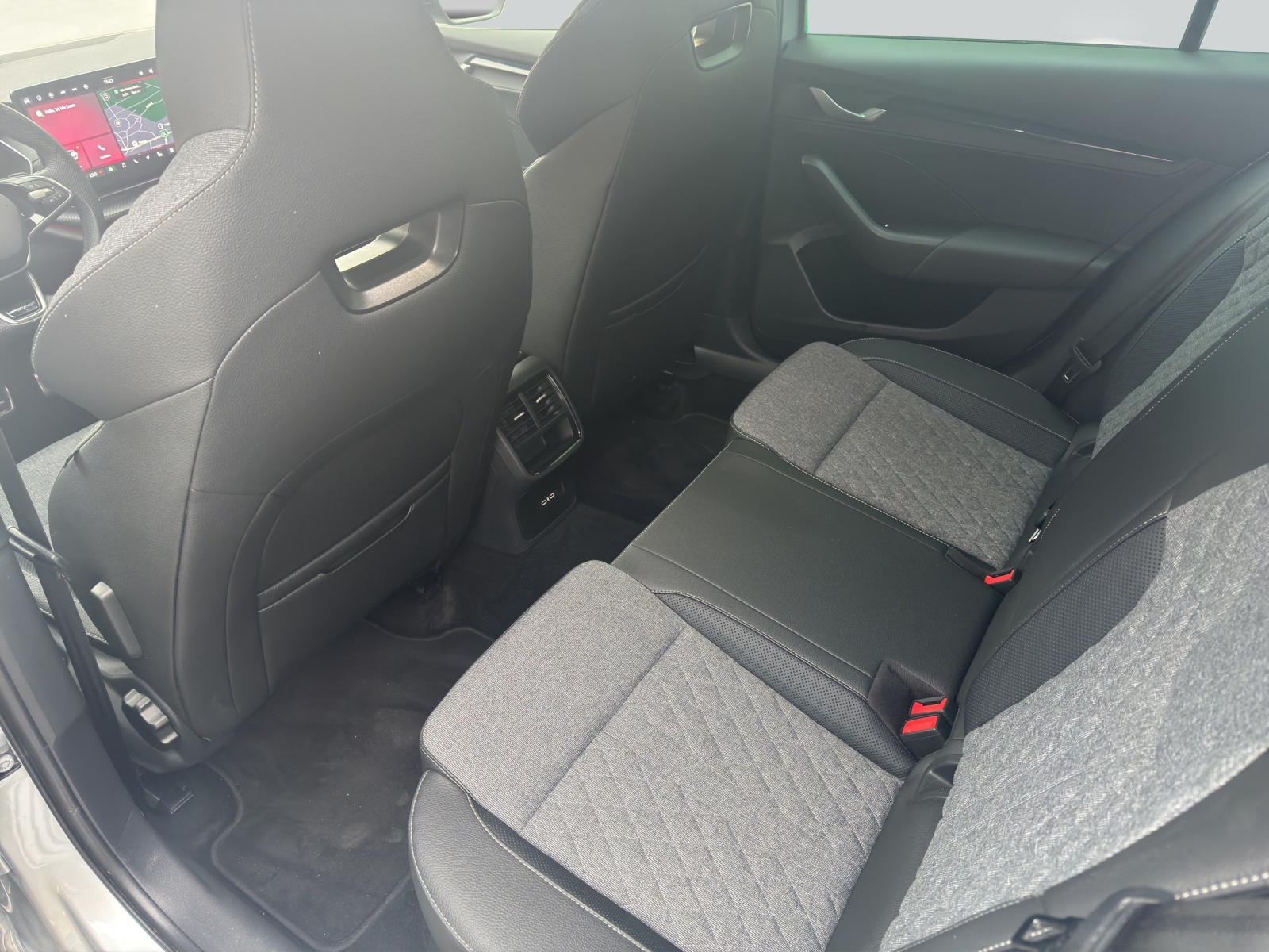 SKODA Octavia Combi 1.5 TSI mHEV DSG Sport Line-image-7