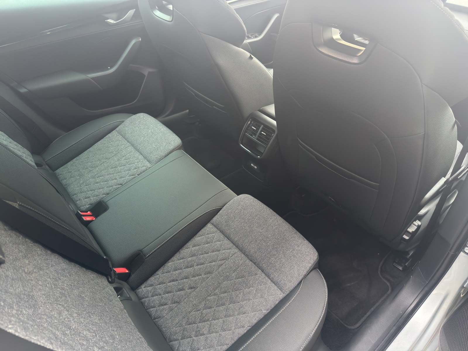 SKODA Octavia Combi 1.5 TSI mHEV DSG Sport Line-image-9