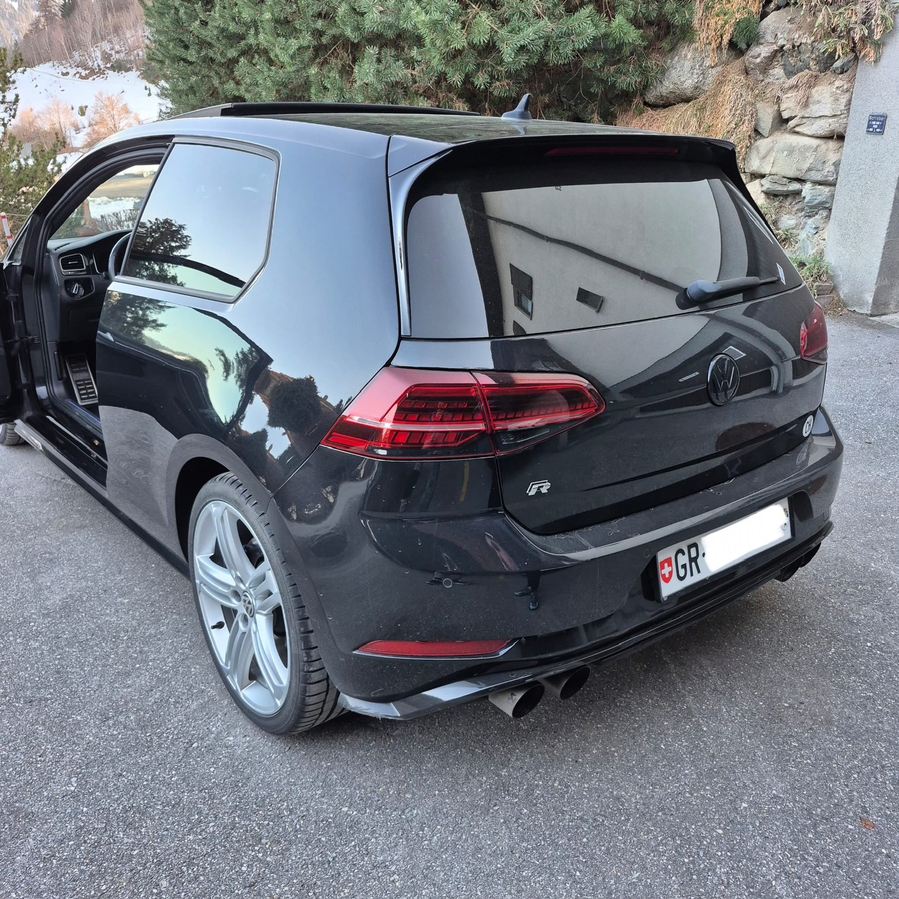 VW Golf 2.0 TSI R 4Motion DSG-image-1