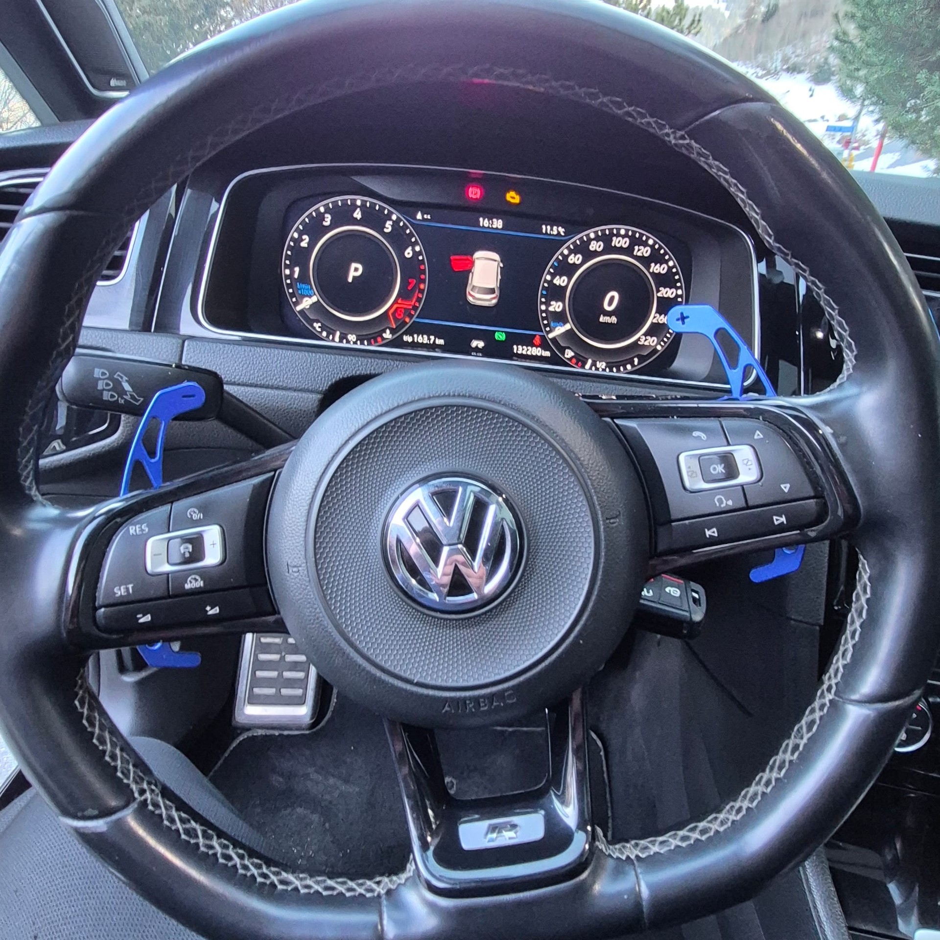 VW Golf 2.0 TSI R 4Motion DSG-image-12