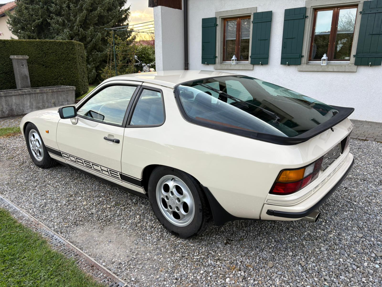 PORSCHE 924 S-image-3